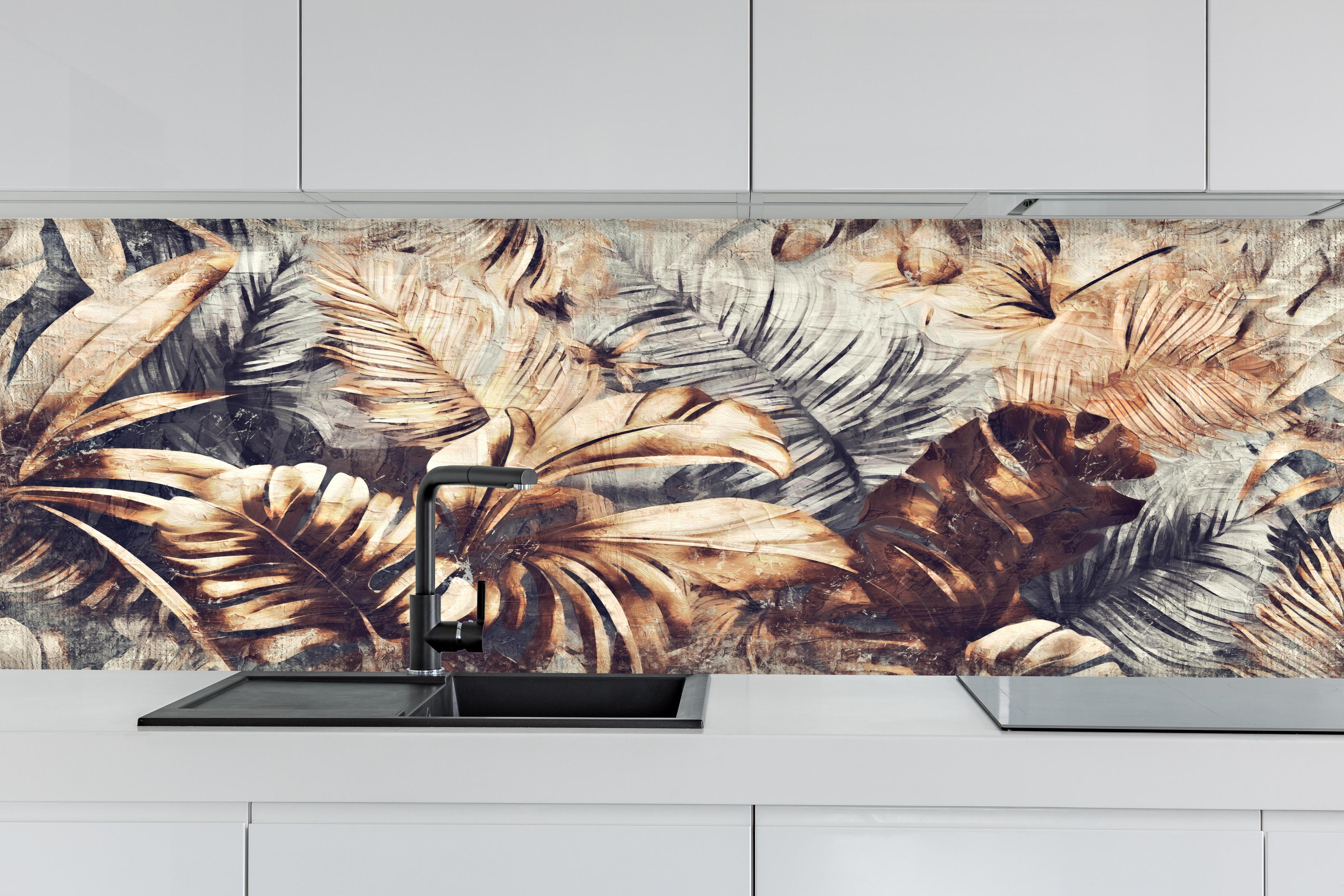 Küche - Tropische Palmenblätter in Gelb-Braun hinter weißen Hochglanz-Küchenregalen und schwarzem Wasserhahn