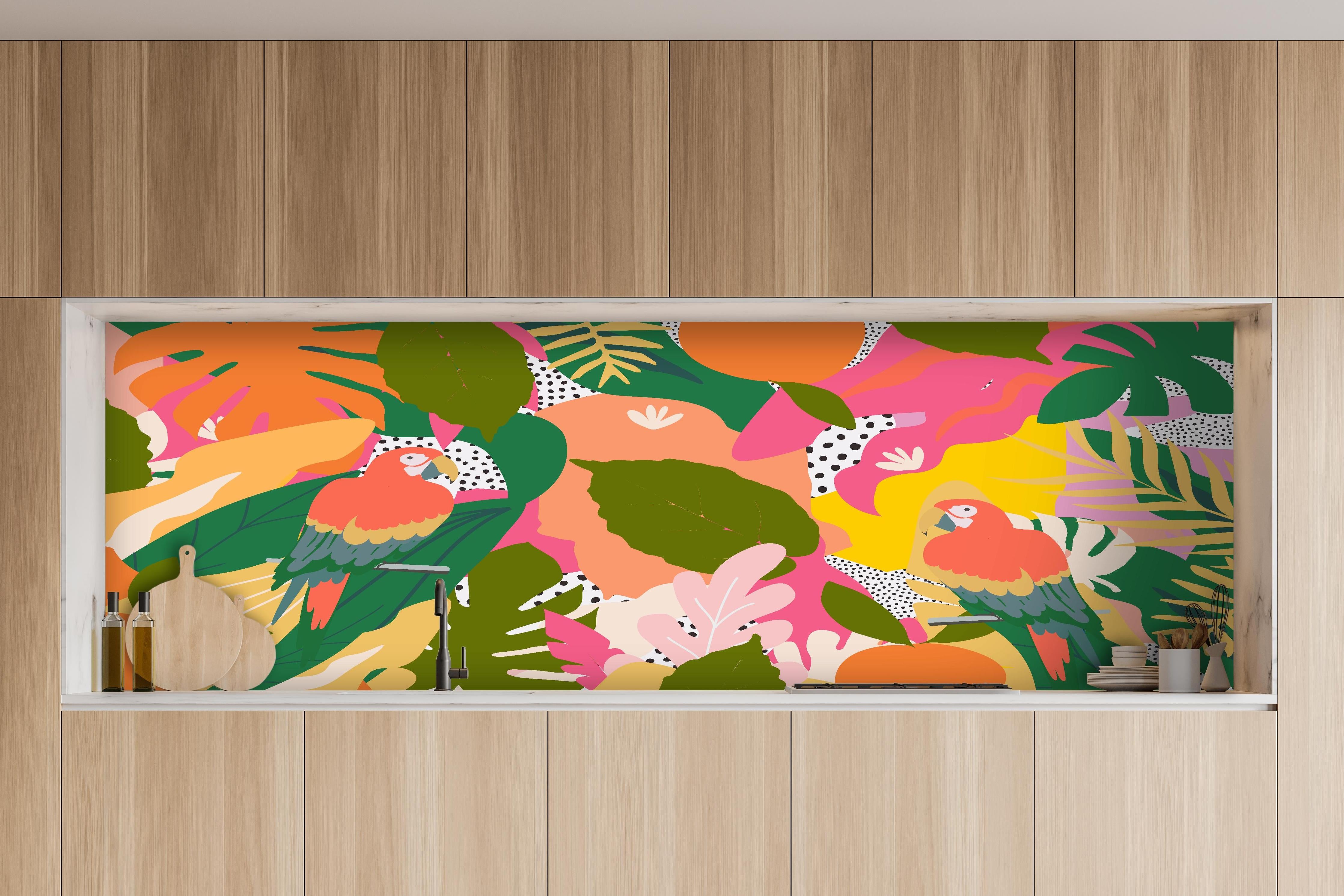 Küche - Tropische Papageien im farbenfrohen Dschungel hinter weißen Hochglanz-Küchenregalen und schwarzem Wasserhahn