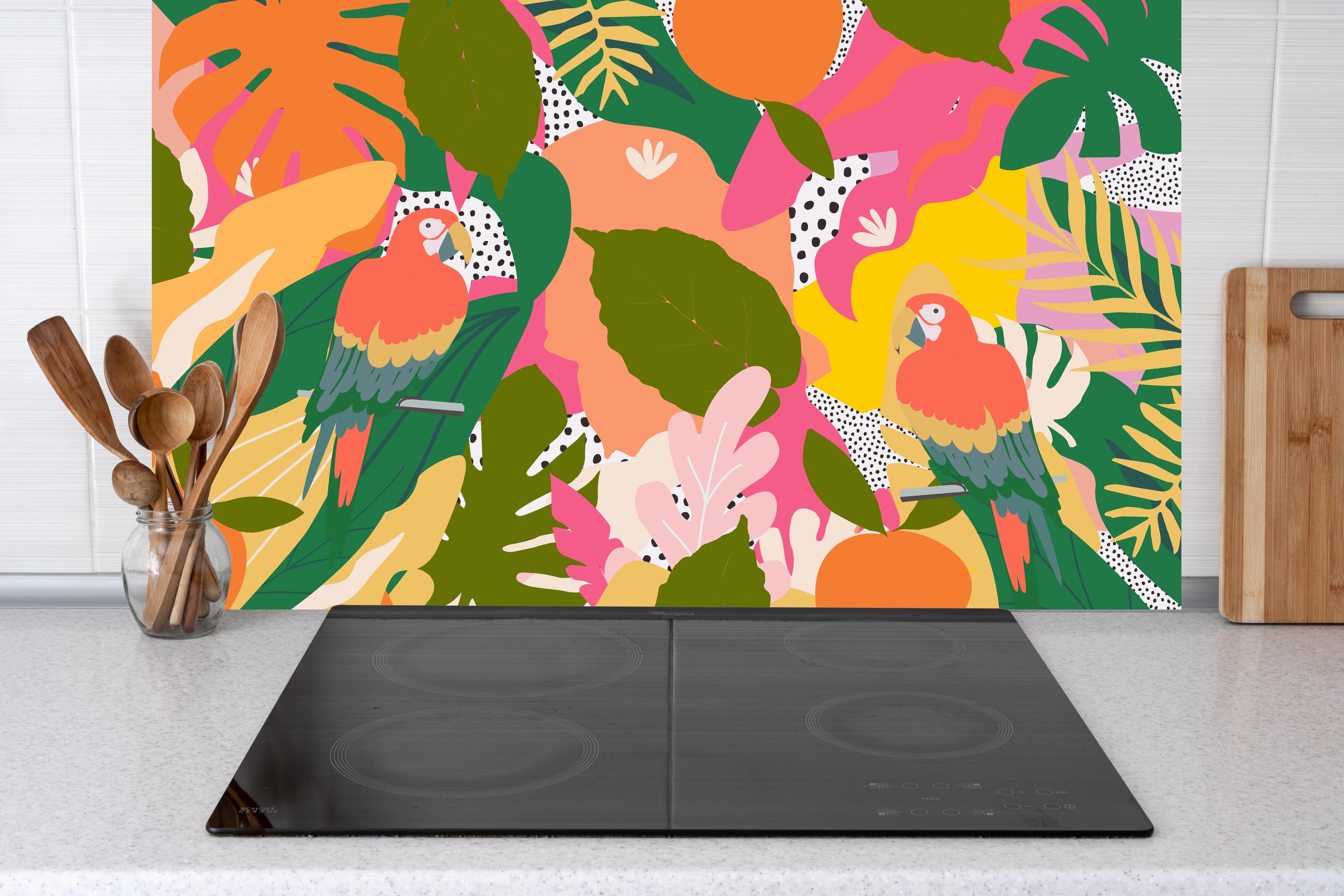 Küche - Tropische Papageien im farbenfrohen Dschungel hinter weißen Hochglanz-Küchenregalen und schwarzem Wasserhahn