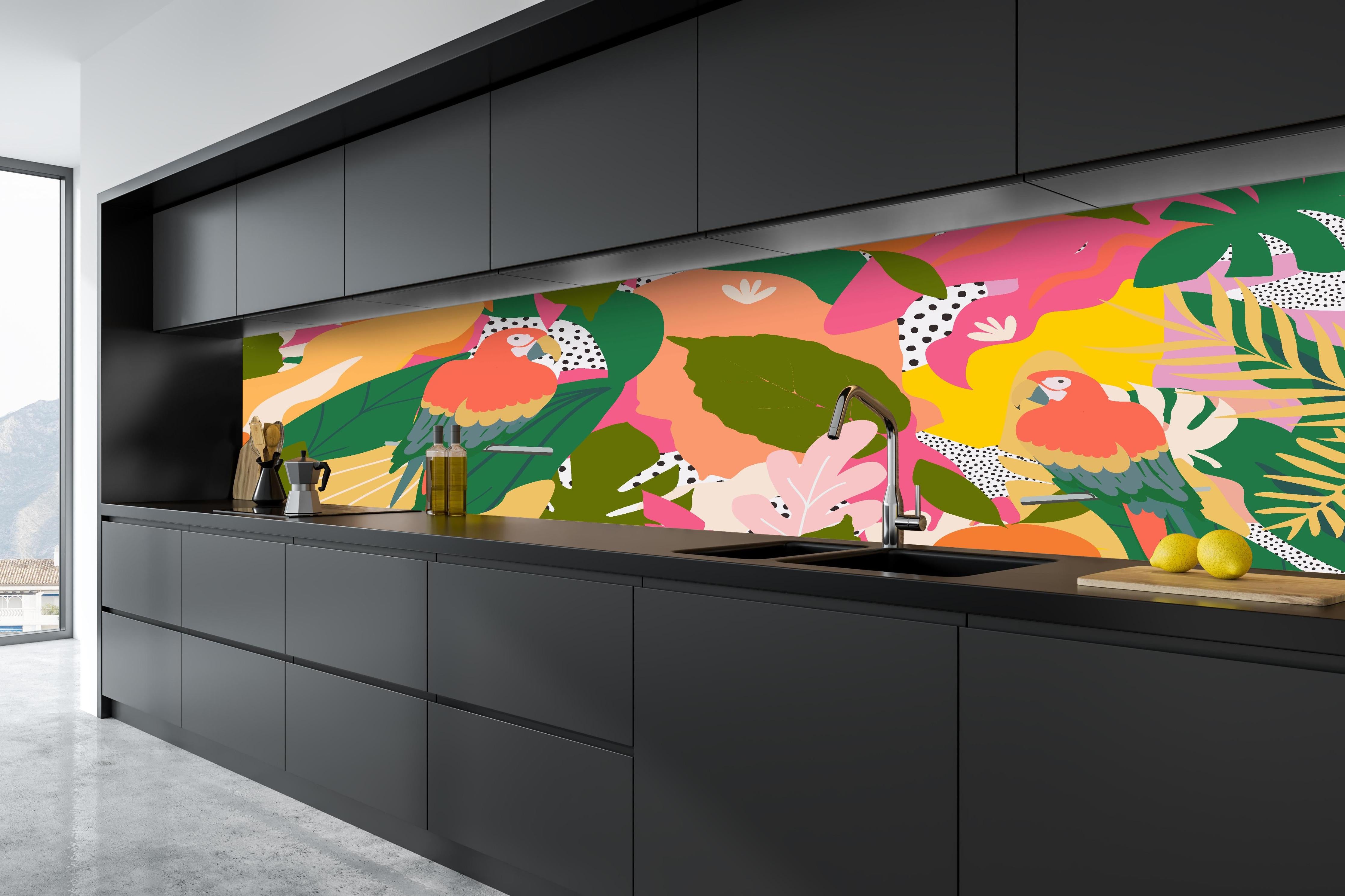 Küche - Tropische Papageien im farbenfrohen Dschungel hinter weißen Hochglanz-Küchenregalen und schwarzem Wasserhahn