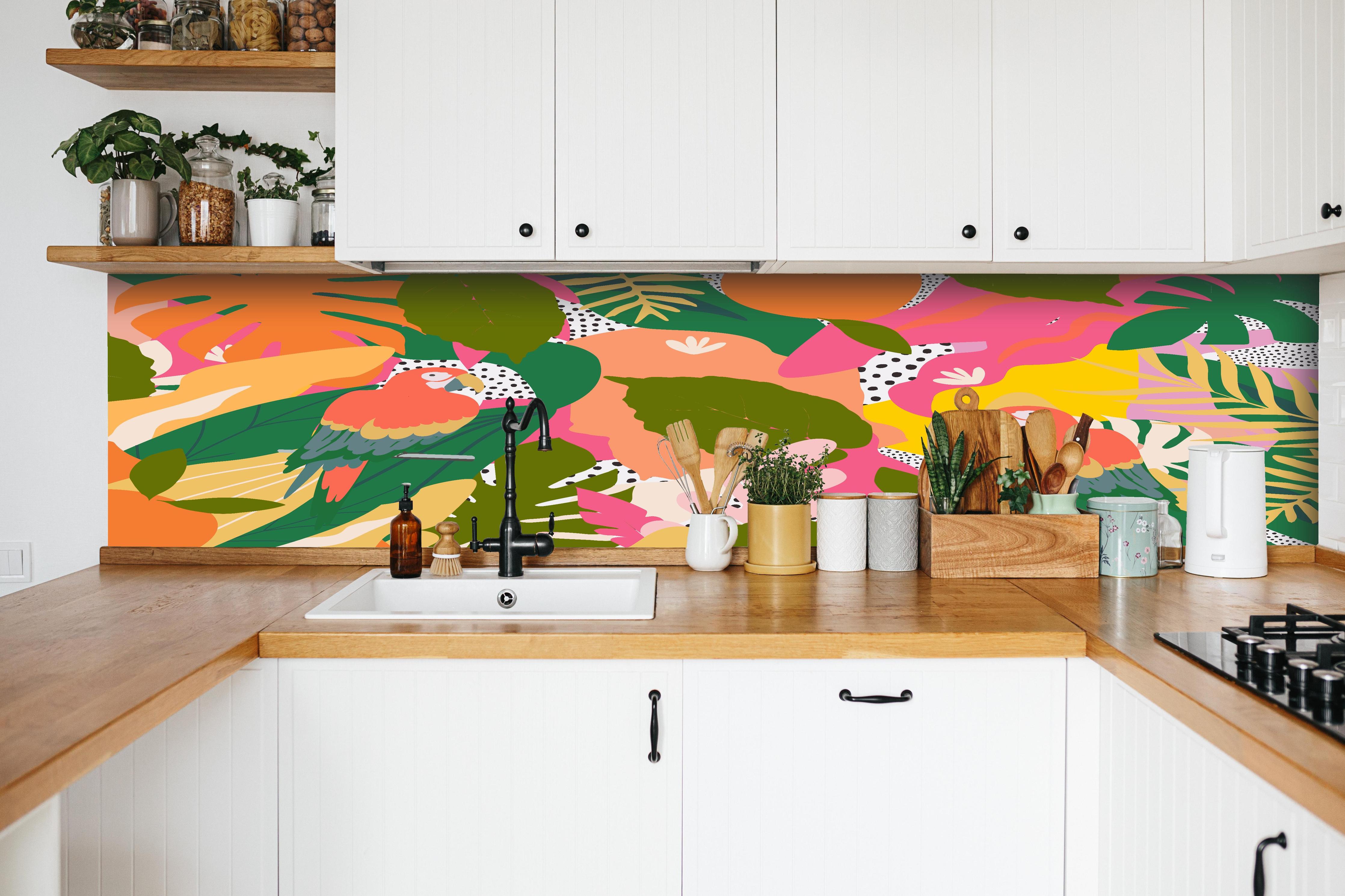 Küche - Tropische Papageien im farbenfrohen Dschungel hinter weißen Hochglanz-Küchenregalen und schwarzem Wasserhahn