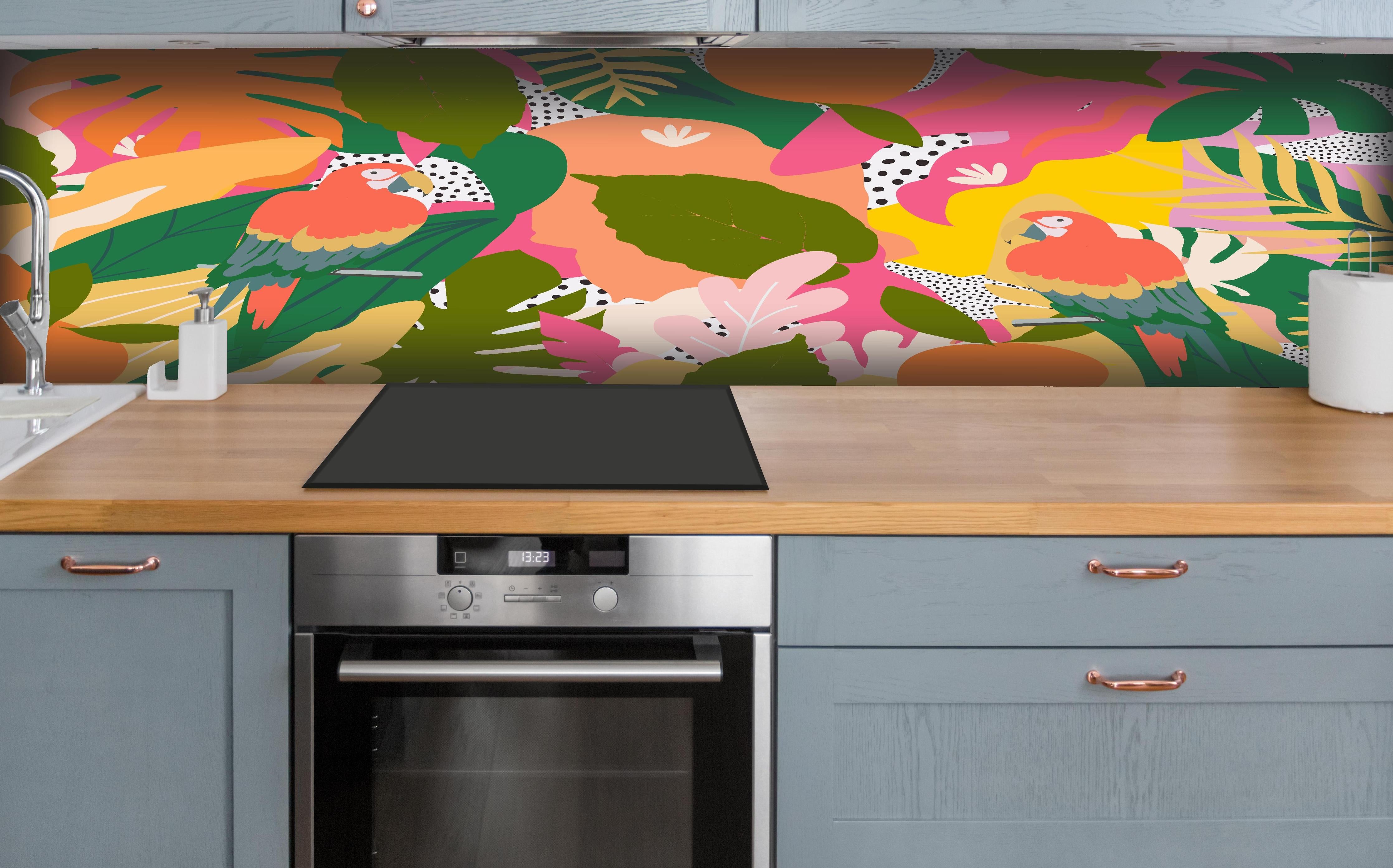 Küche - Tropische Papageien im farbenfrohen Dschungel hinter weißen Hochglanz-Küchenregalen und schwarzem Wasserhahn