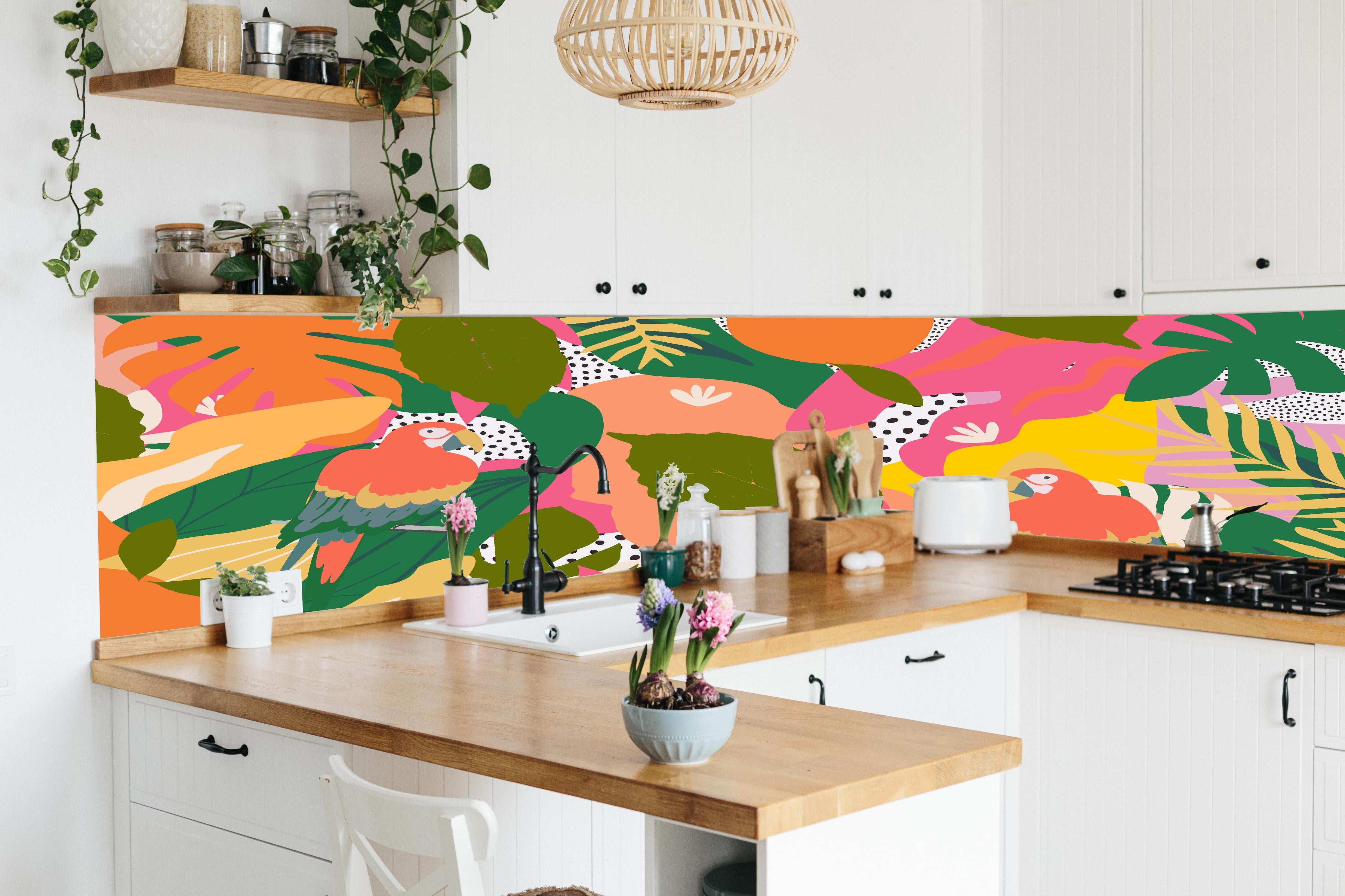 Küche - Tropische Papageien im farbenfrohen Dschungel hinter weißen Hochglanz-Küchenregalen und schwarzem Wasserhahn