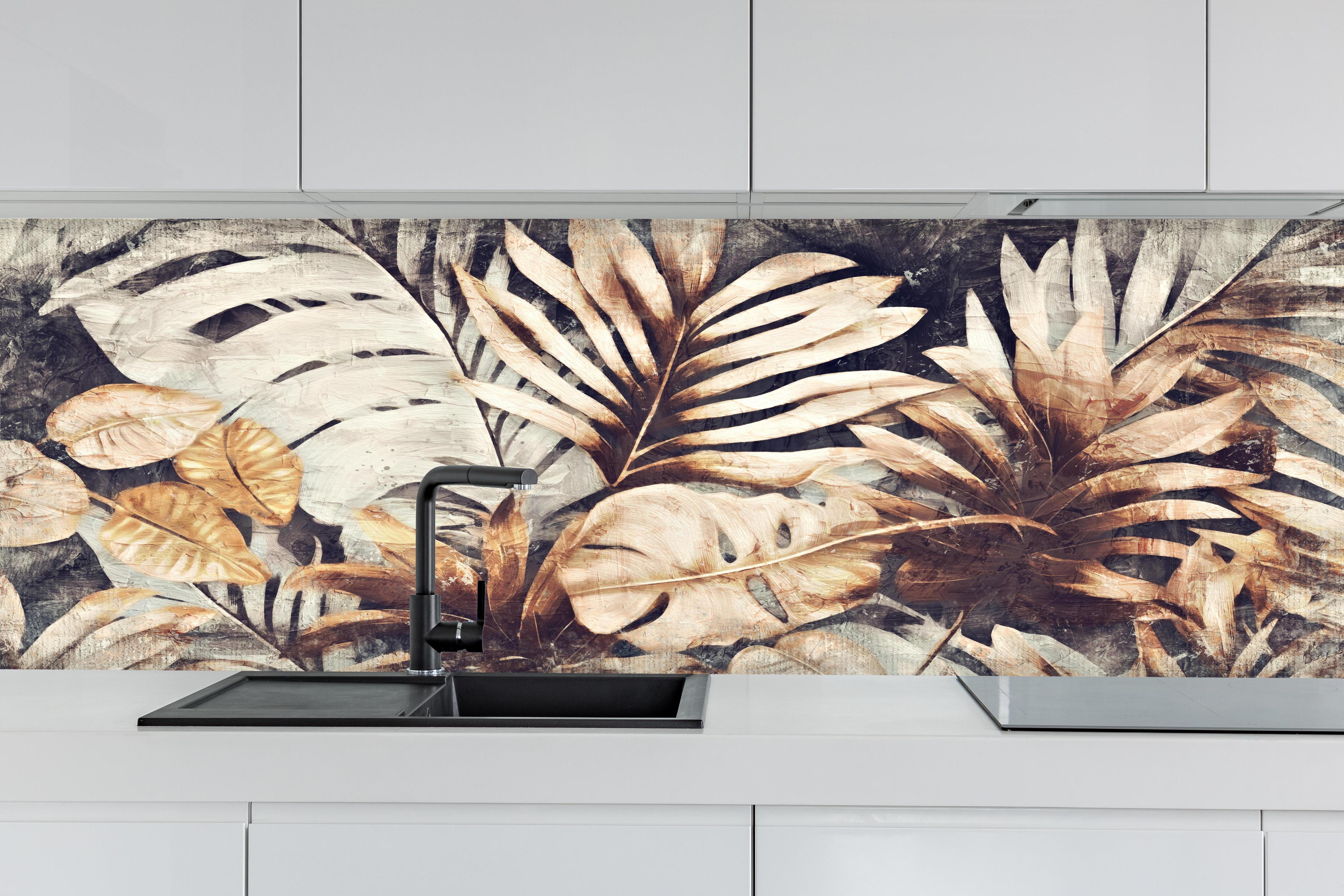 Küche - Tropische Pflanzen Kunst Textur Gelb Grün hinter weißen Hochglanz-Küchenregalen und schwarzem Wasserhahn