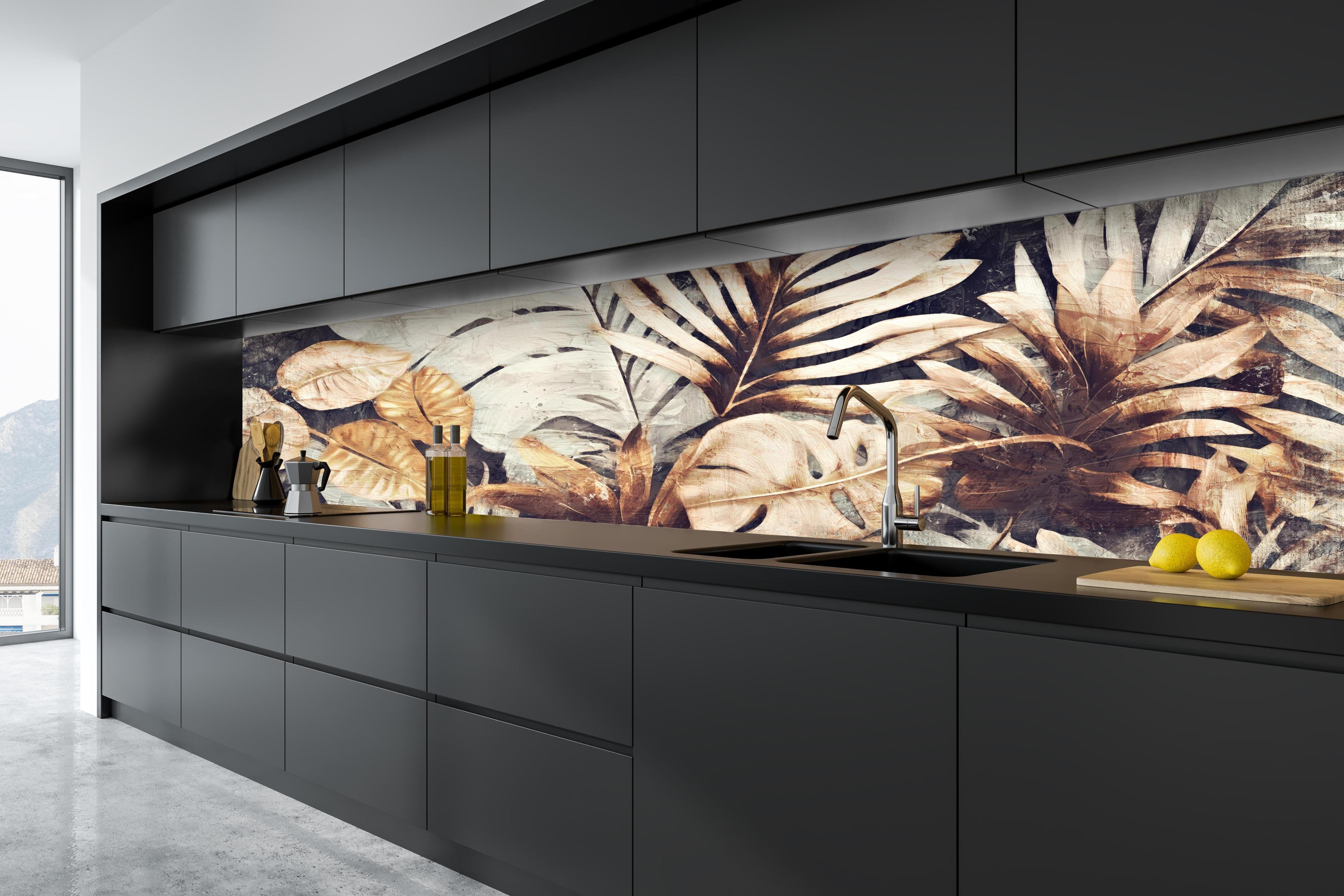 Küche - Tropische Pflanzen Kunst Textur Gelb Grün hinter weißen Hochglanz-Küchenregalen und schwarzem Wasserhahn