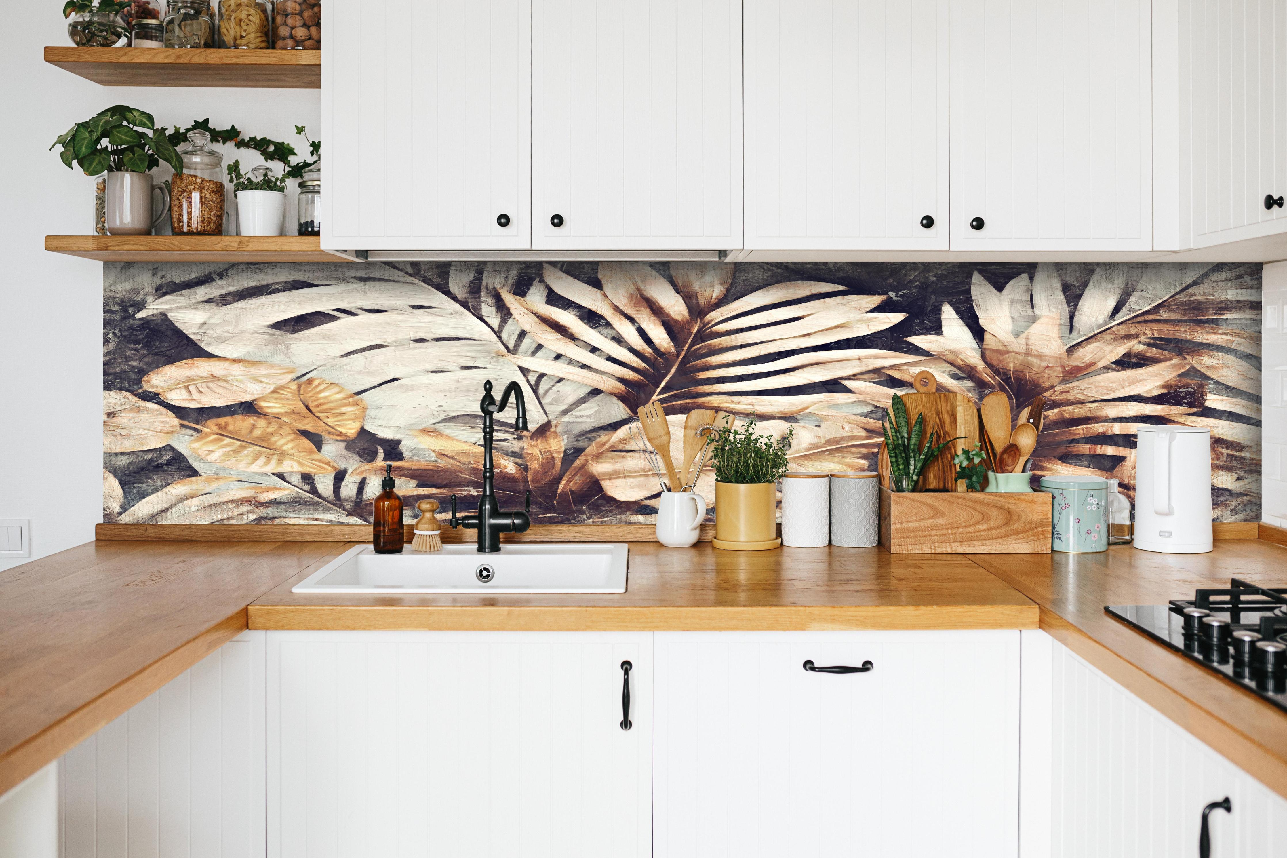 Küche - Tropische Pflanzen Kunst Textur Gelb Grün hinter weißen Hochglanz-Küchenregalen und schwarzem Wasserhahn