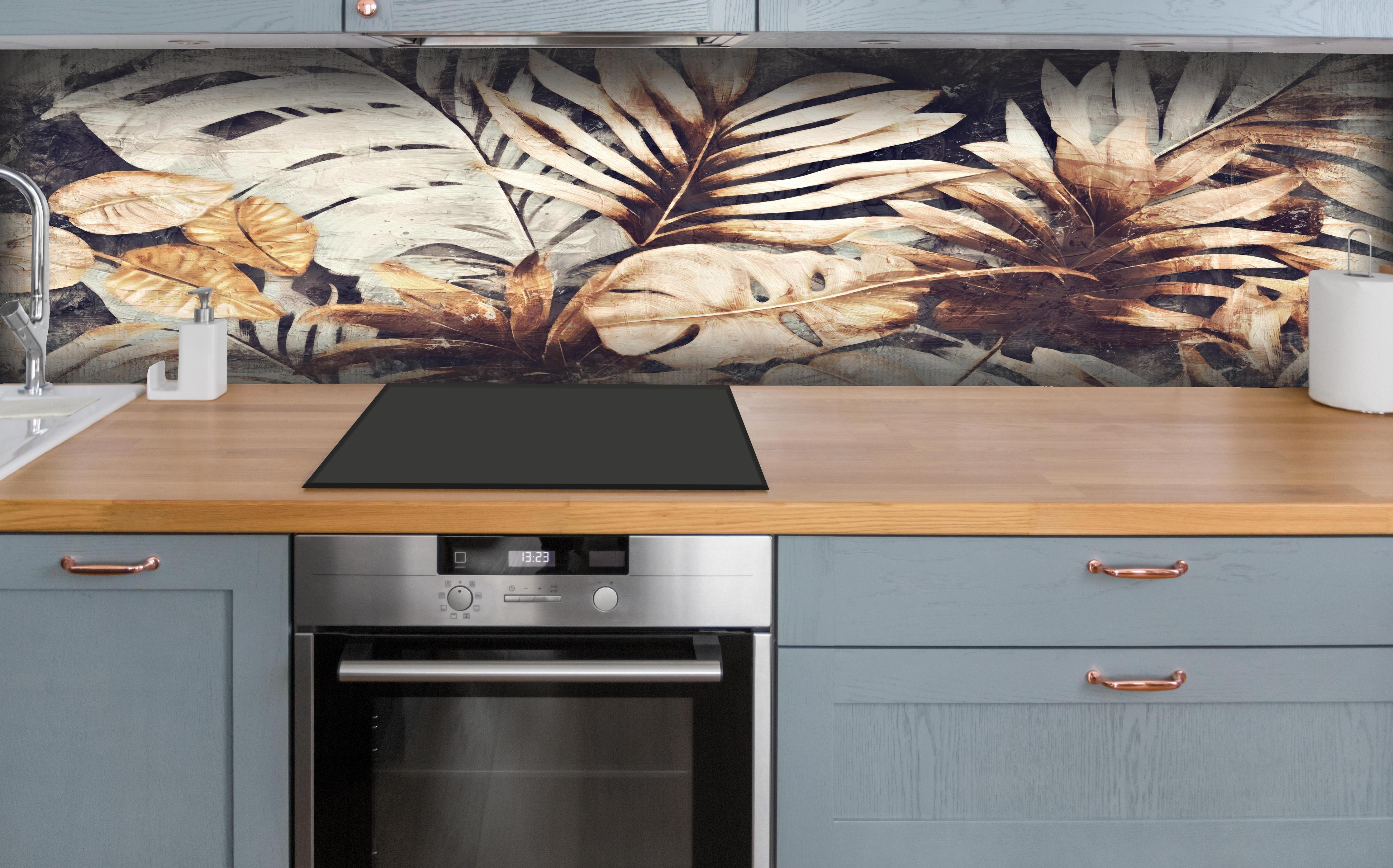 Küche - Tropische Pflanzen Kunst Textur Gelb Grün hinter weißen Hochglanz-Küchenregalen und schwarzem Wasserhahn