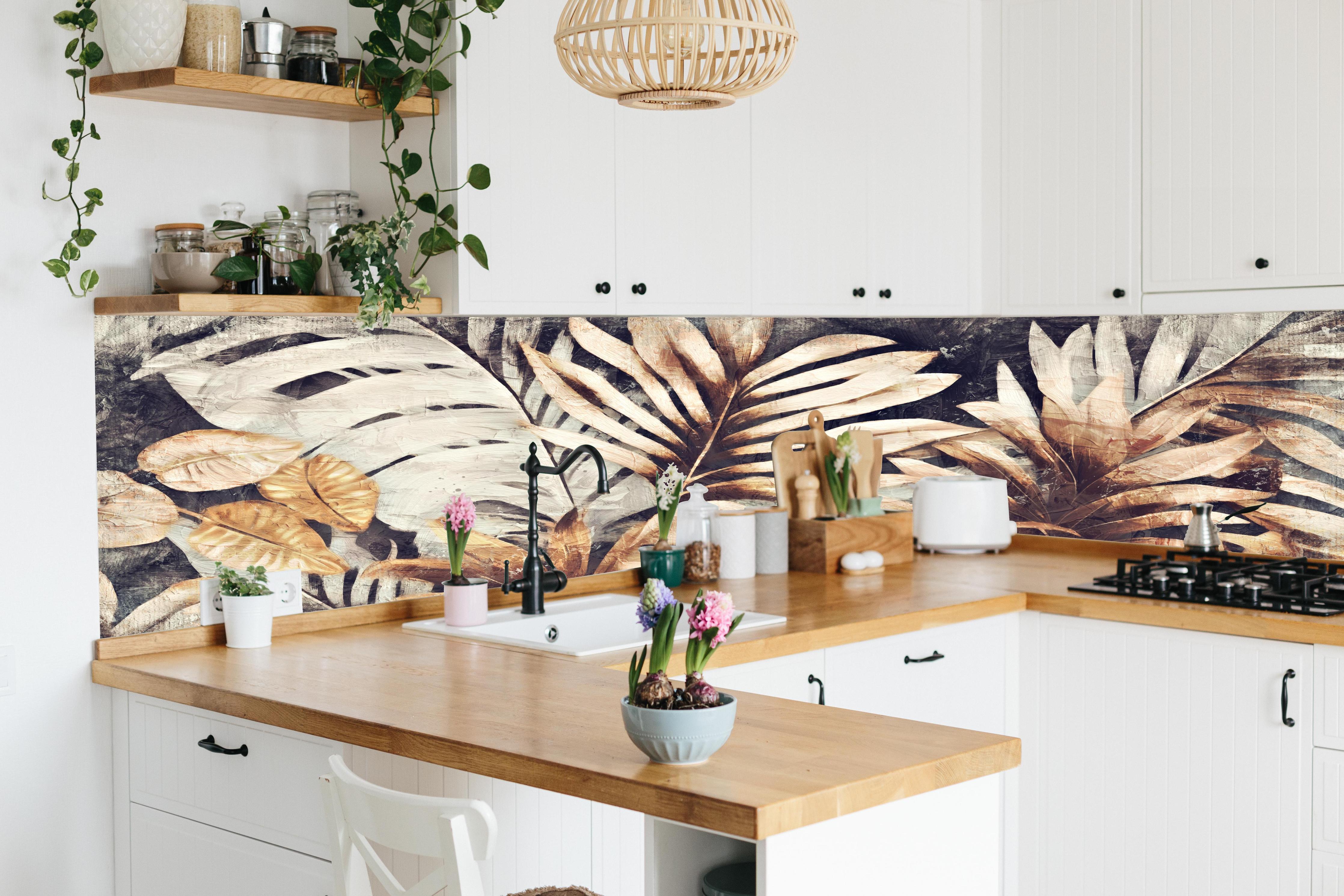 Küche - Tropische Pflanzen Kunst Textur Gelb Grün hinter weißen Hochglanz-Küchenregalen und schwarzem Wasserhahn