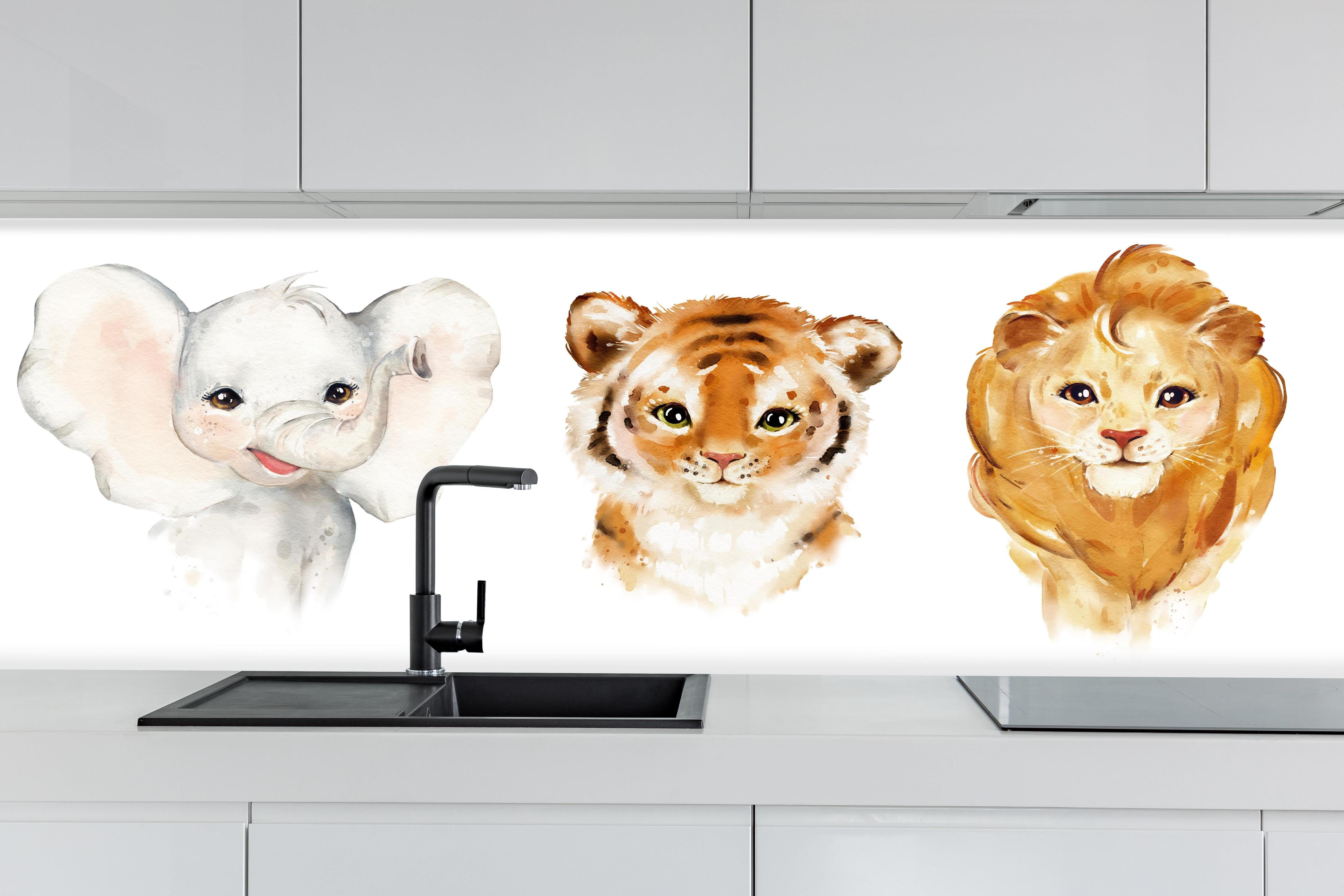 Küche - Tropische Tiere hinter weißen Hochglanz-Küchenregalen und schwarzem Wasserhahn