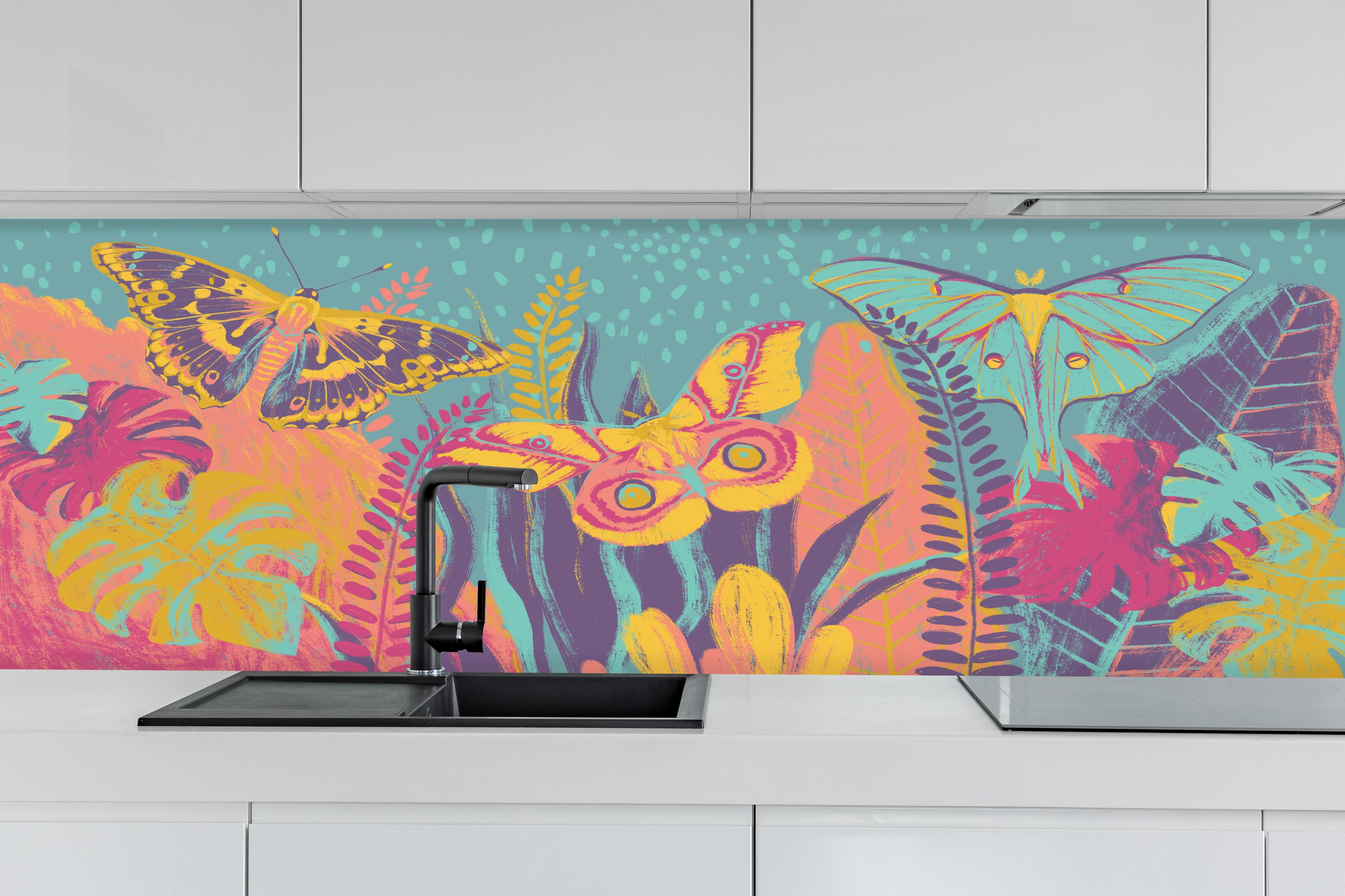 Küche - Tropischer Blick - Bunt hinter weißen Hochglanz-Küchenregalen und schwarzem Wasserhahn