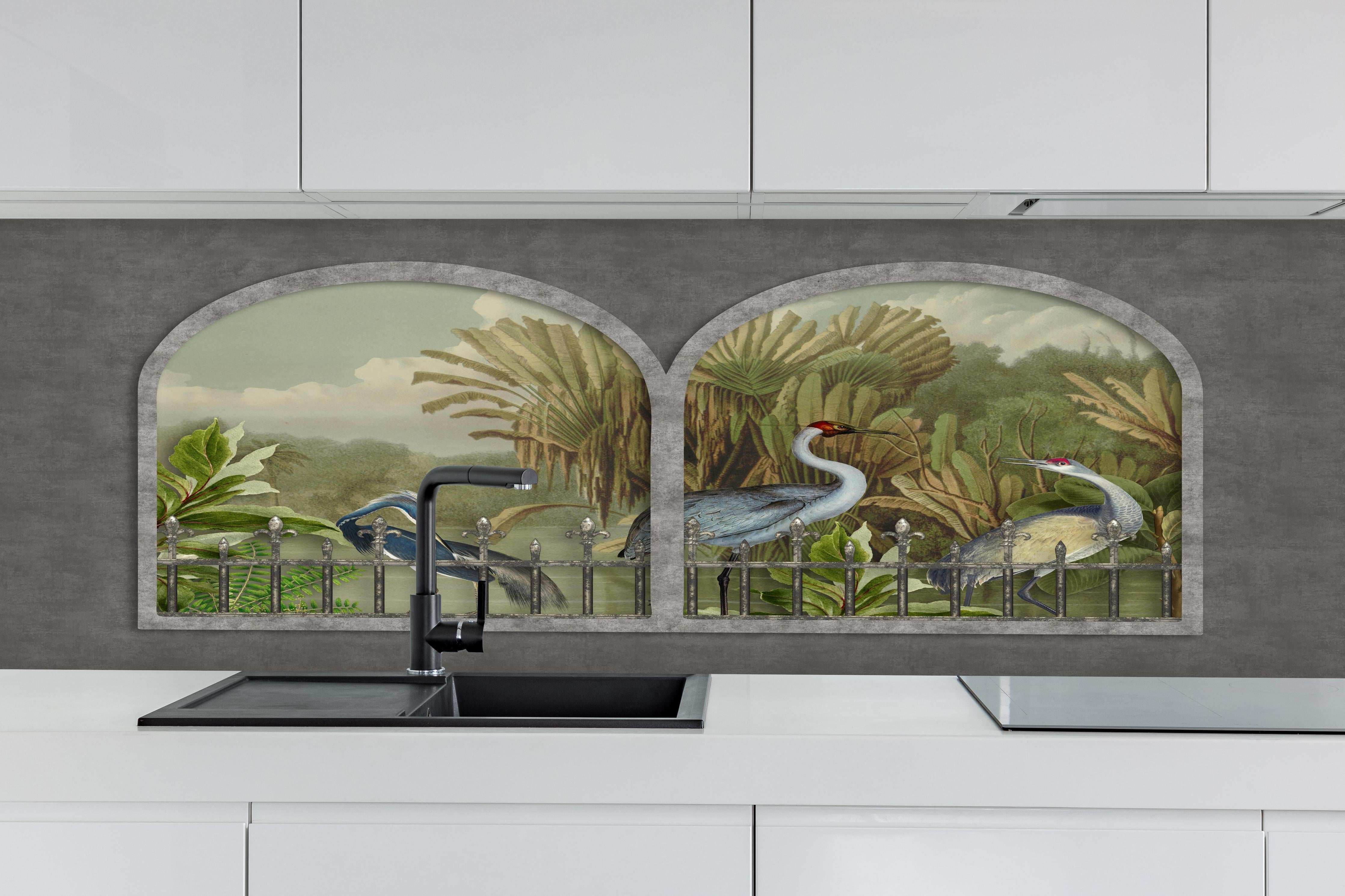 Küche - Tropischer Dschungel mit Kranichen Motiv hinter weißen Hochglanz-Küchenregalen und schwarzem Wasserhahn