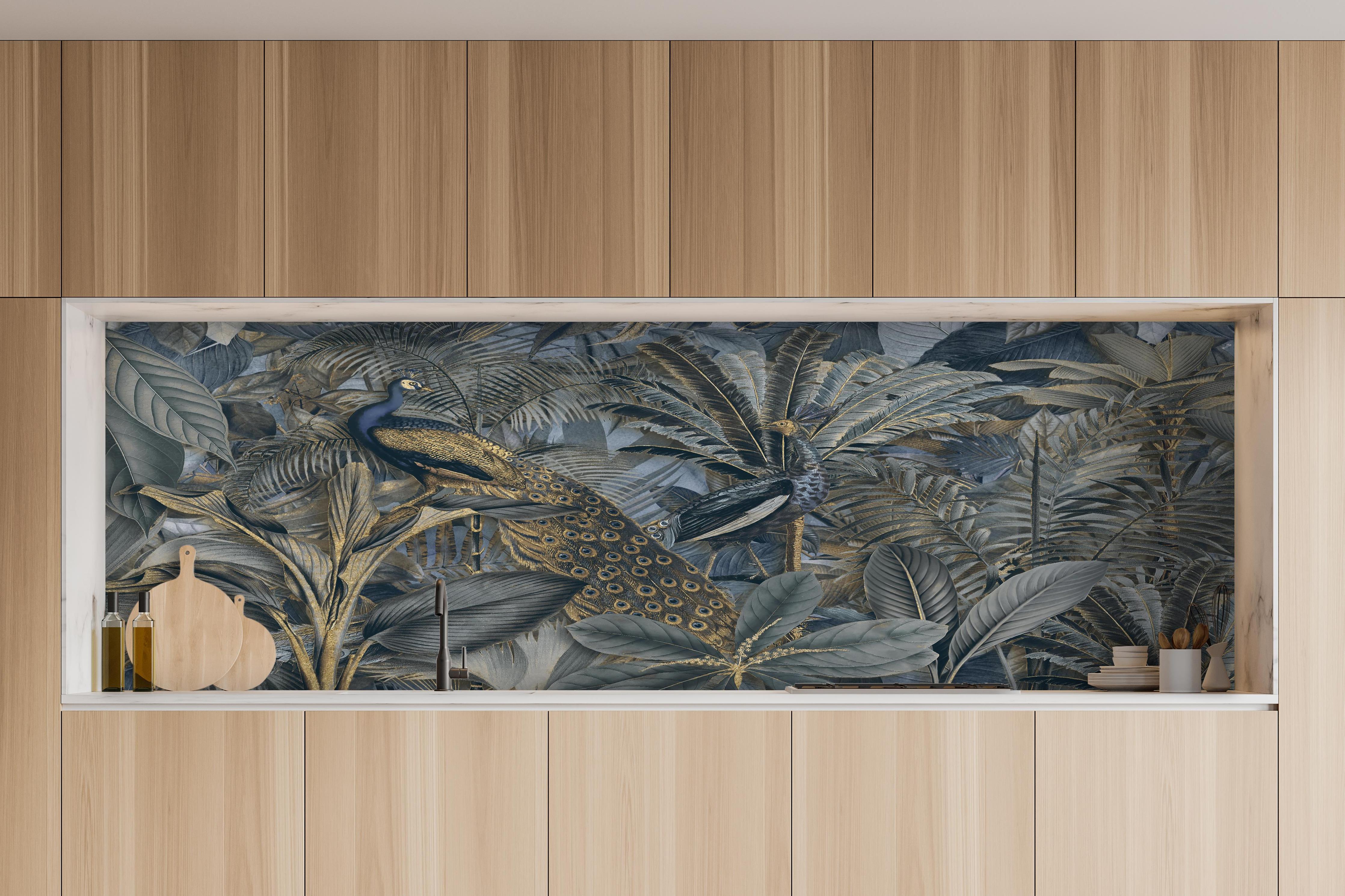 Küche - Tropischer Garten - Pfau hinter weißen Hochglanz-Küchenregalen und schwarzem Wasserhahn