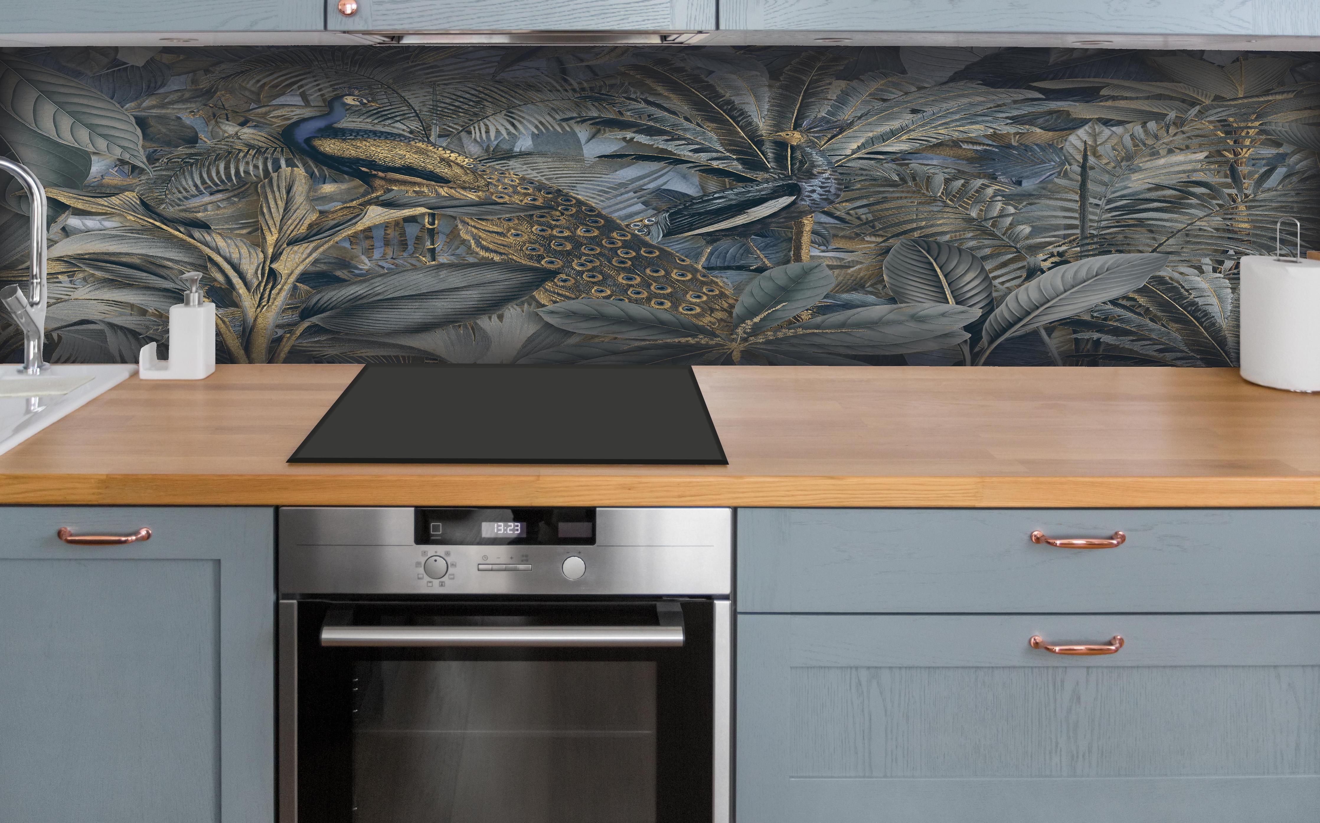 Küche - Tropischer Garten - Pfau hinter weißen Hochglanz-Küchenregalen und schwarzem Wasserhahn