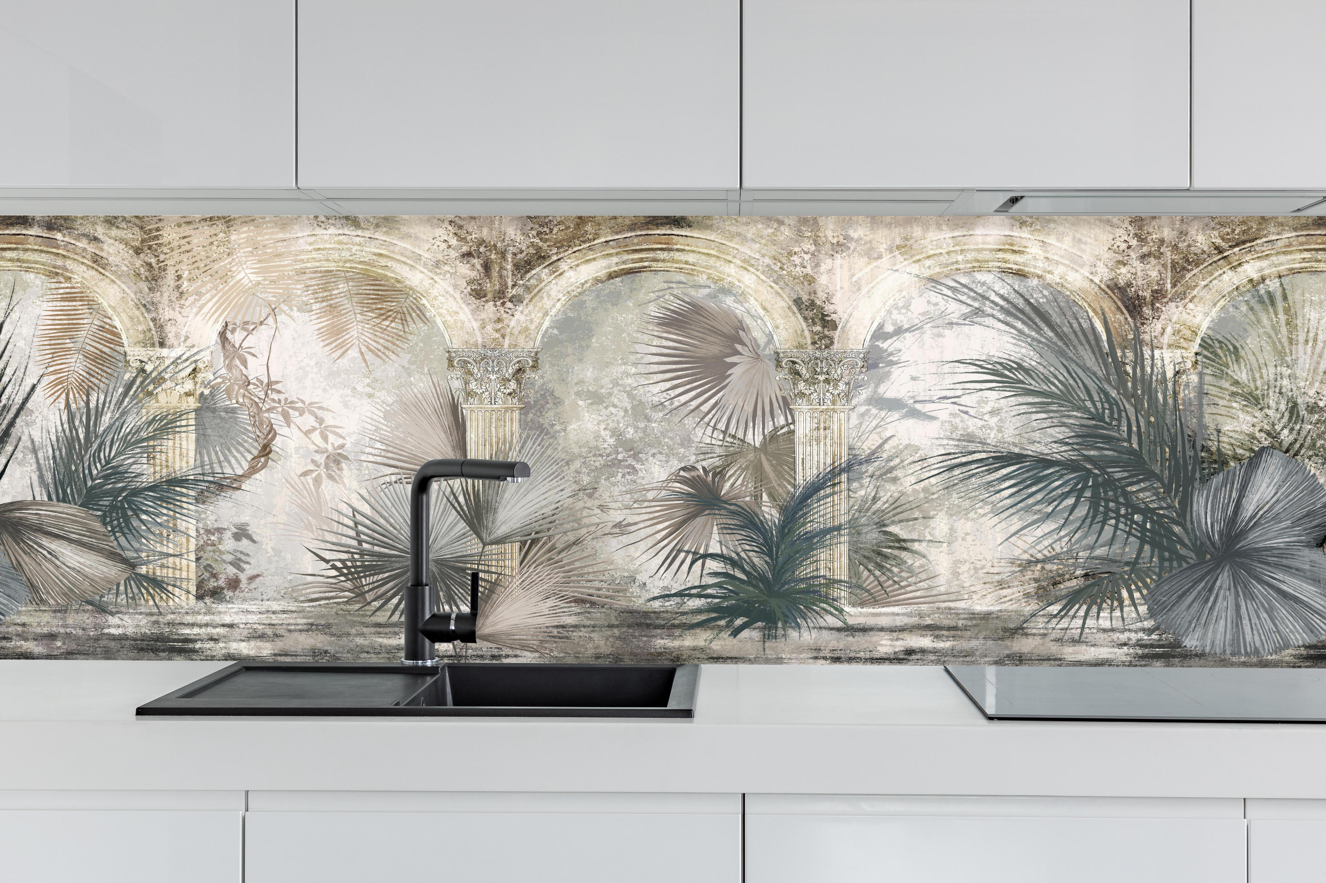 Küche - Tropischer Wald - Zeichnung hinter weißen Hochglanz-Küchenregalen und schwarzem Wasserhahn