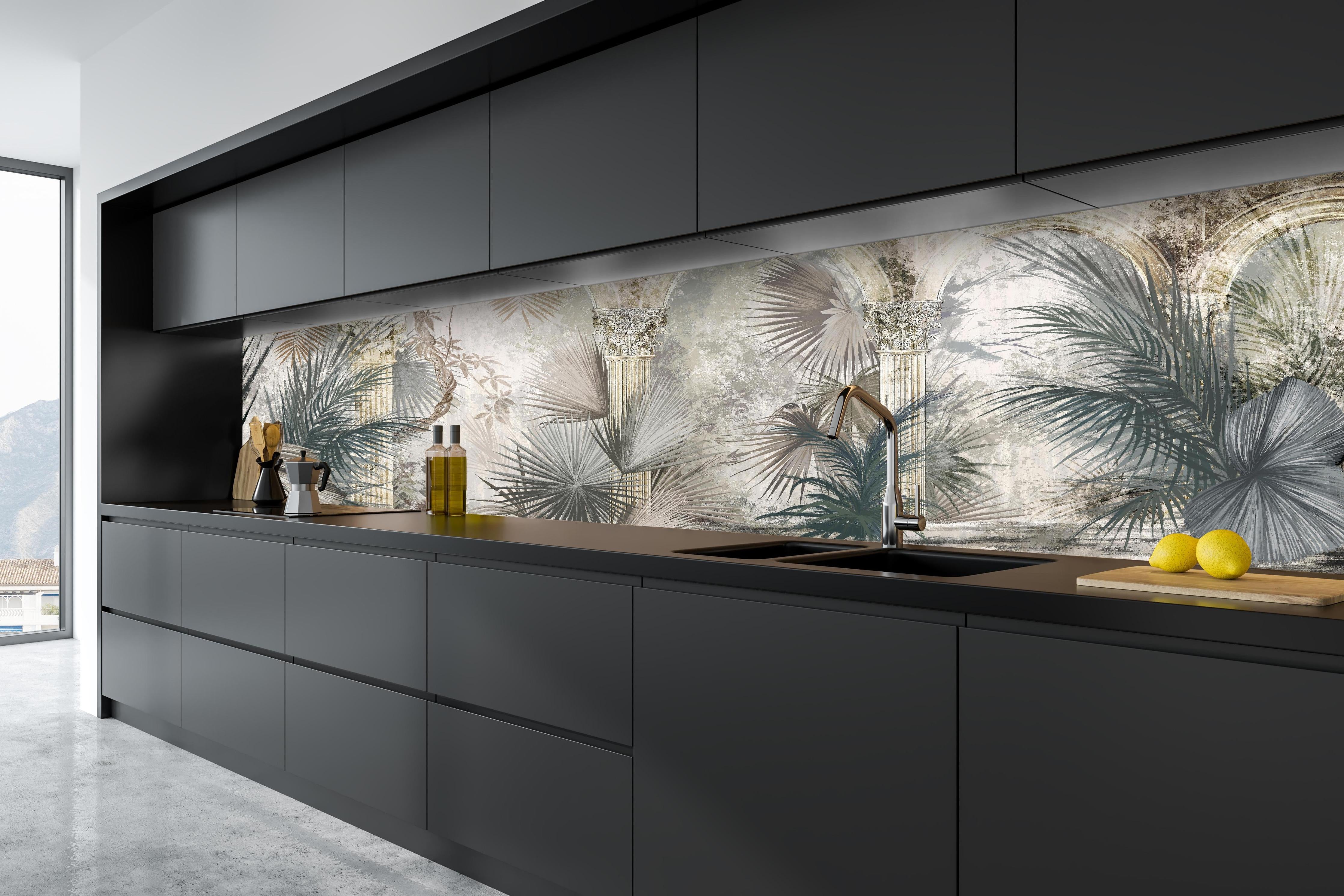 Küche - Tropischer Wald - Zeichnung hinter weißen Hochglanz-Küchenregalen und schwarzem Wasserhahn