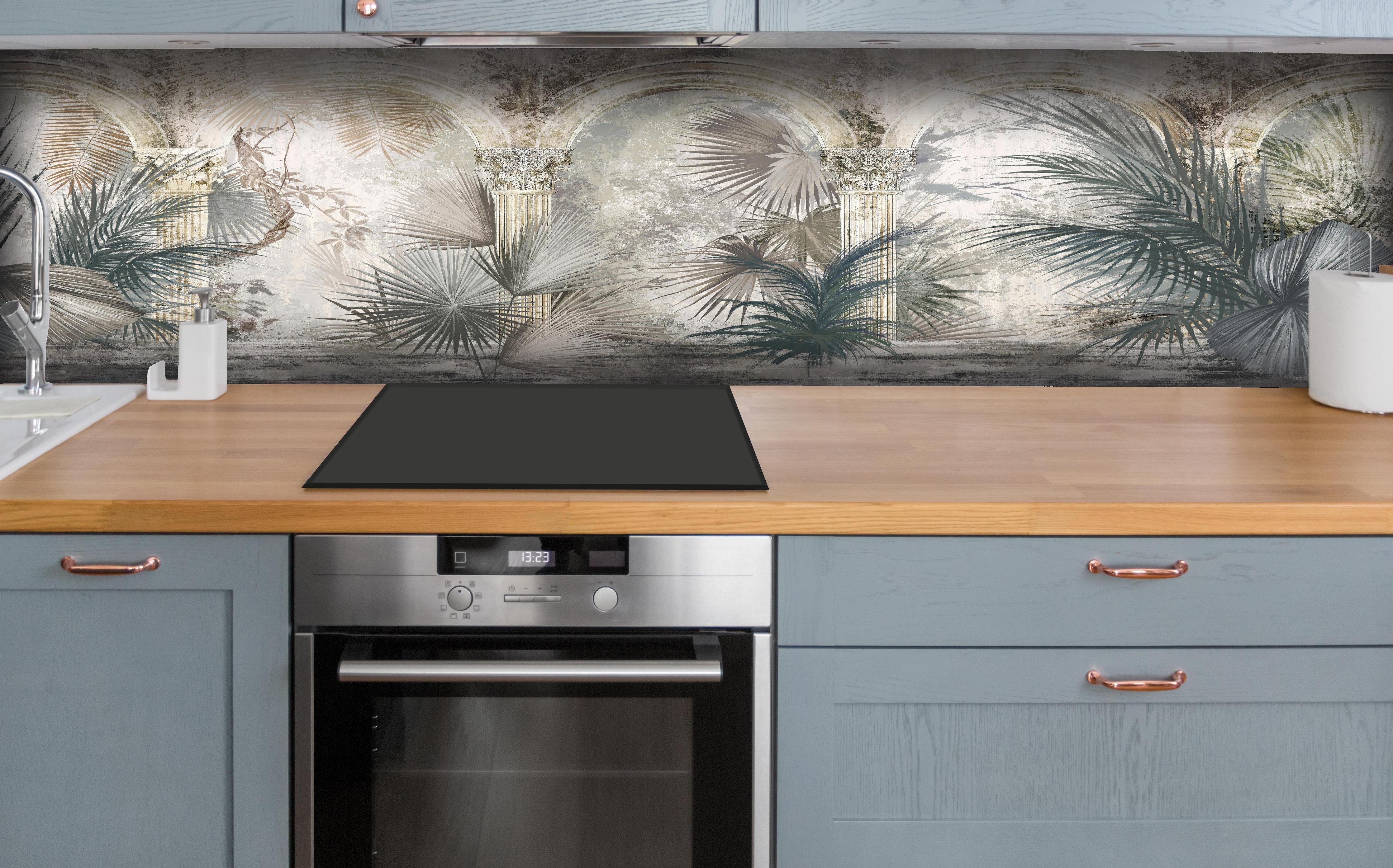 Küche - Tropischer Wald - Zeichnung hinter weißen Hochglanz-Küchenregalen und schwarzem Wasserhahn