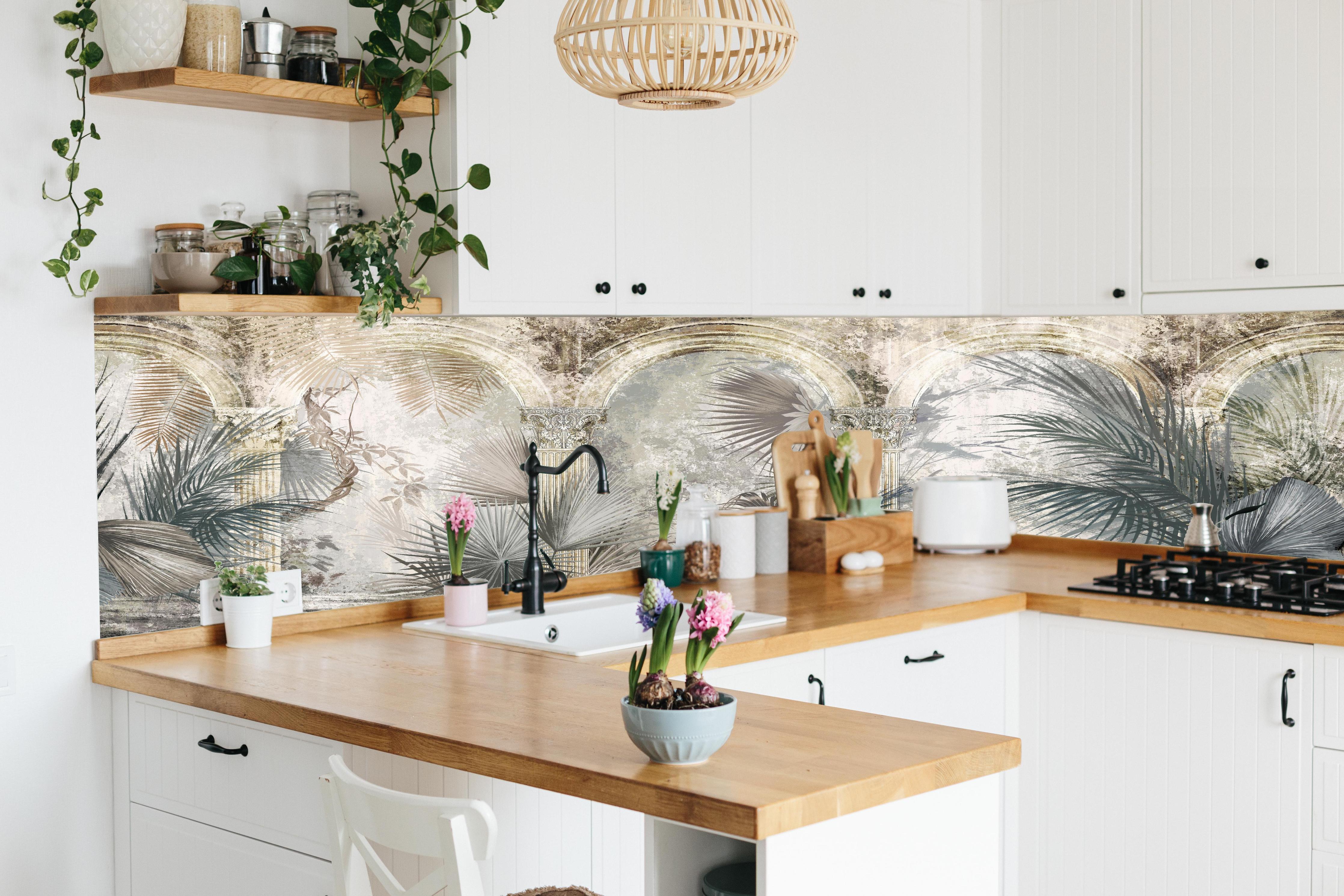 Küche - Tropischer Wald - Zeichnung hinter weißen Hochglanz-Küchenregalen und schwarzem Wasserhahn