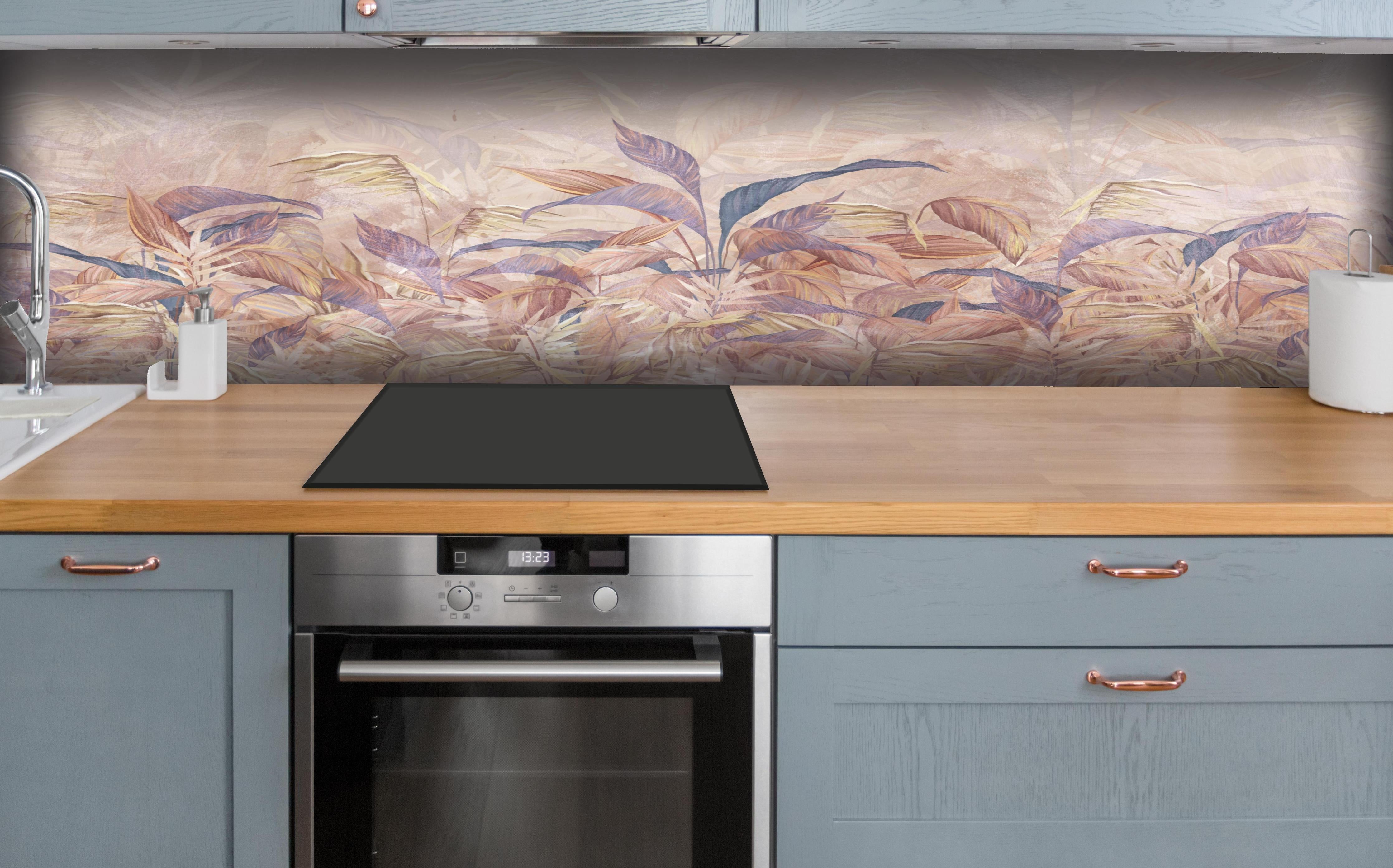 Küche - Tropisches Blätter Design hinter weißen Hochglanz-Küchenregalen und schwarzem Wasserhahn