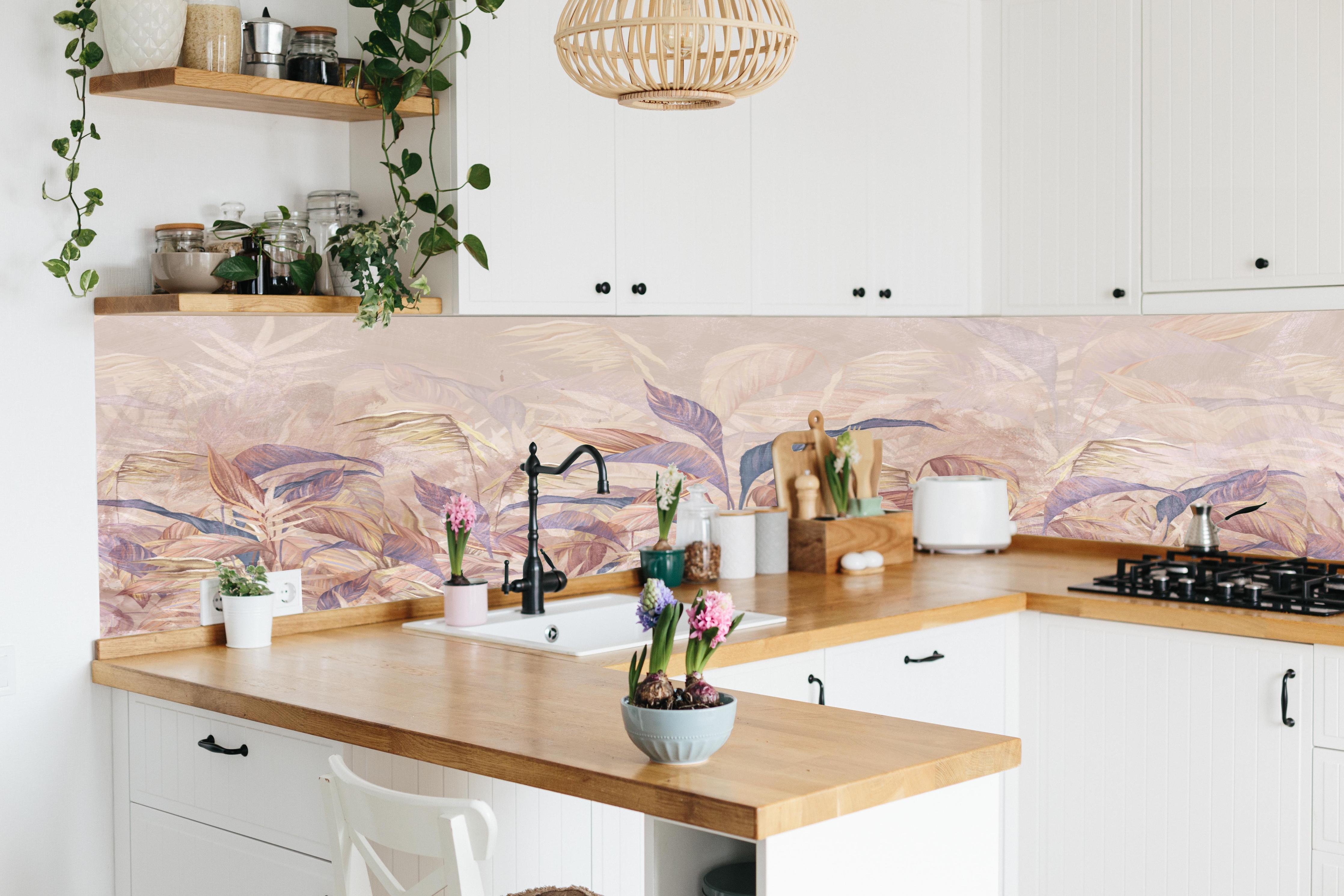 Küche - Tropisches Blätter Design hinter weißen Hochglanz-Küchenregalen und schwarzem Wasserhahn