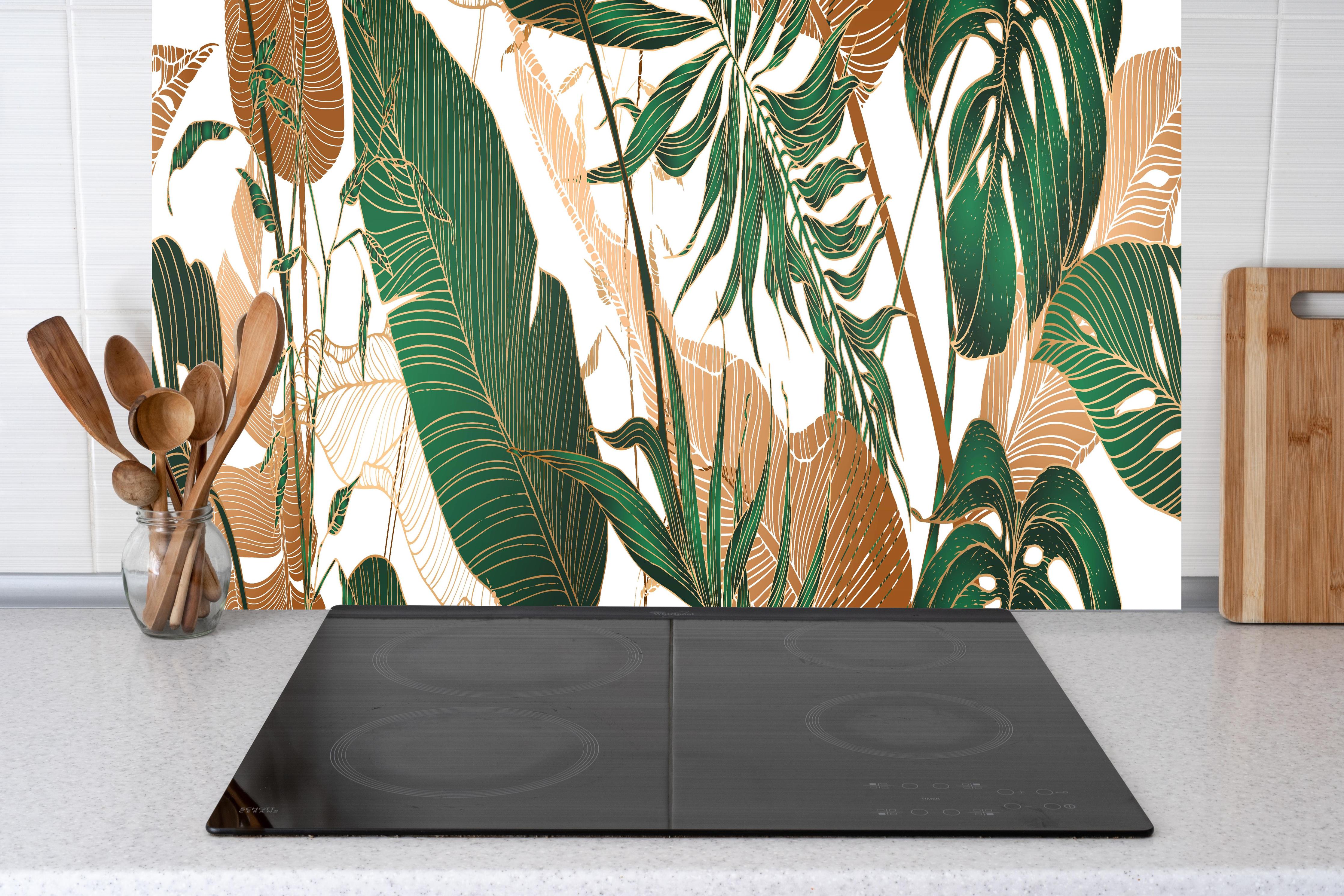 Küche - Tropisches Blattmuster Grün-Beige hinter weißen Hochglanz-Küchenregalen und schwarzem Wasserhahn