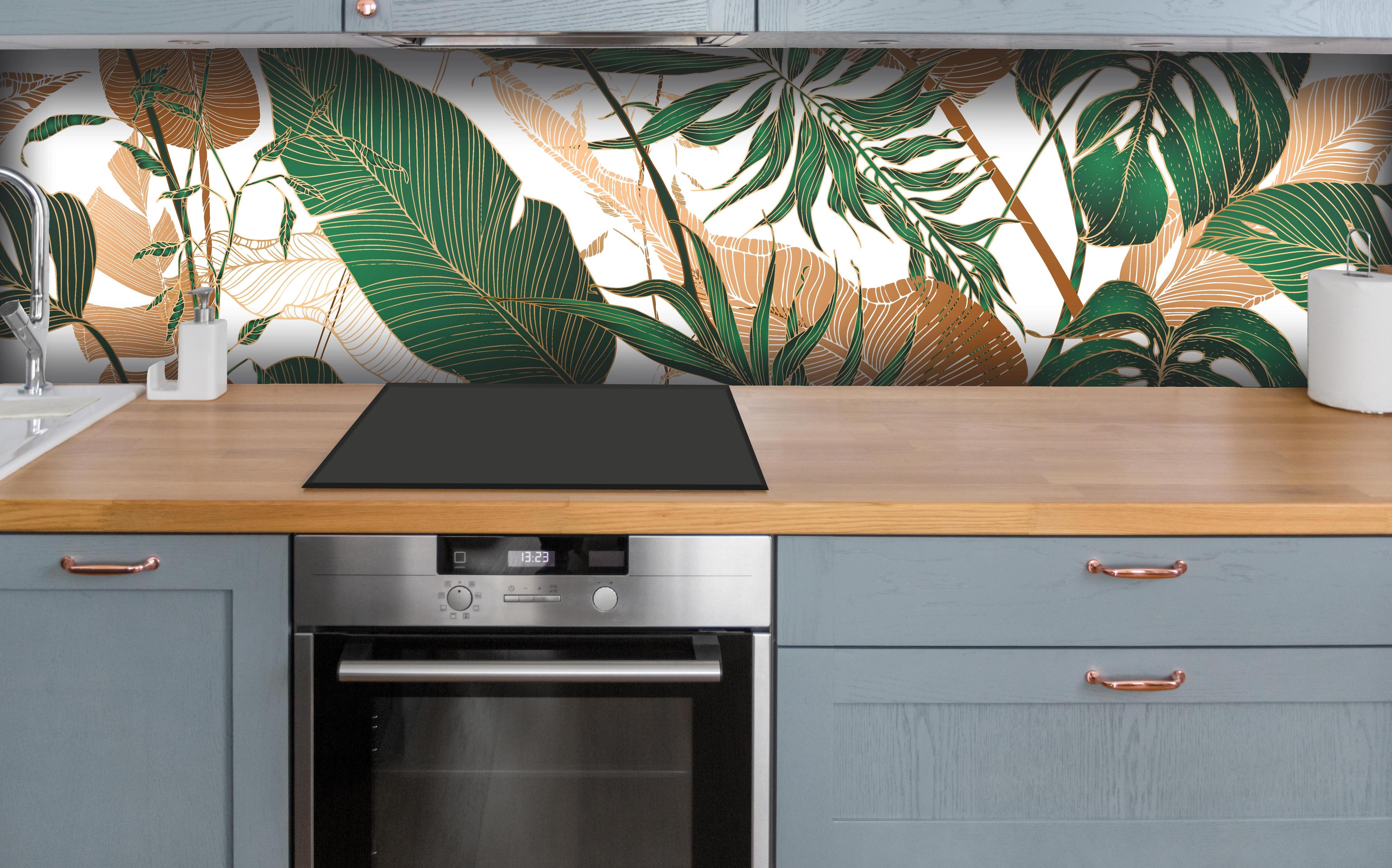 Küche - Tropisches Blattmuster Grün-Beige hinter weißen Hochglanz-Küchenregalen und schwarzem Wasserhahn