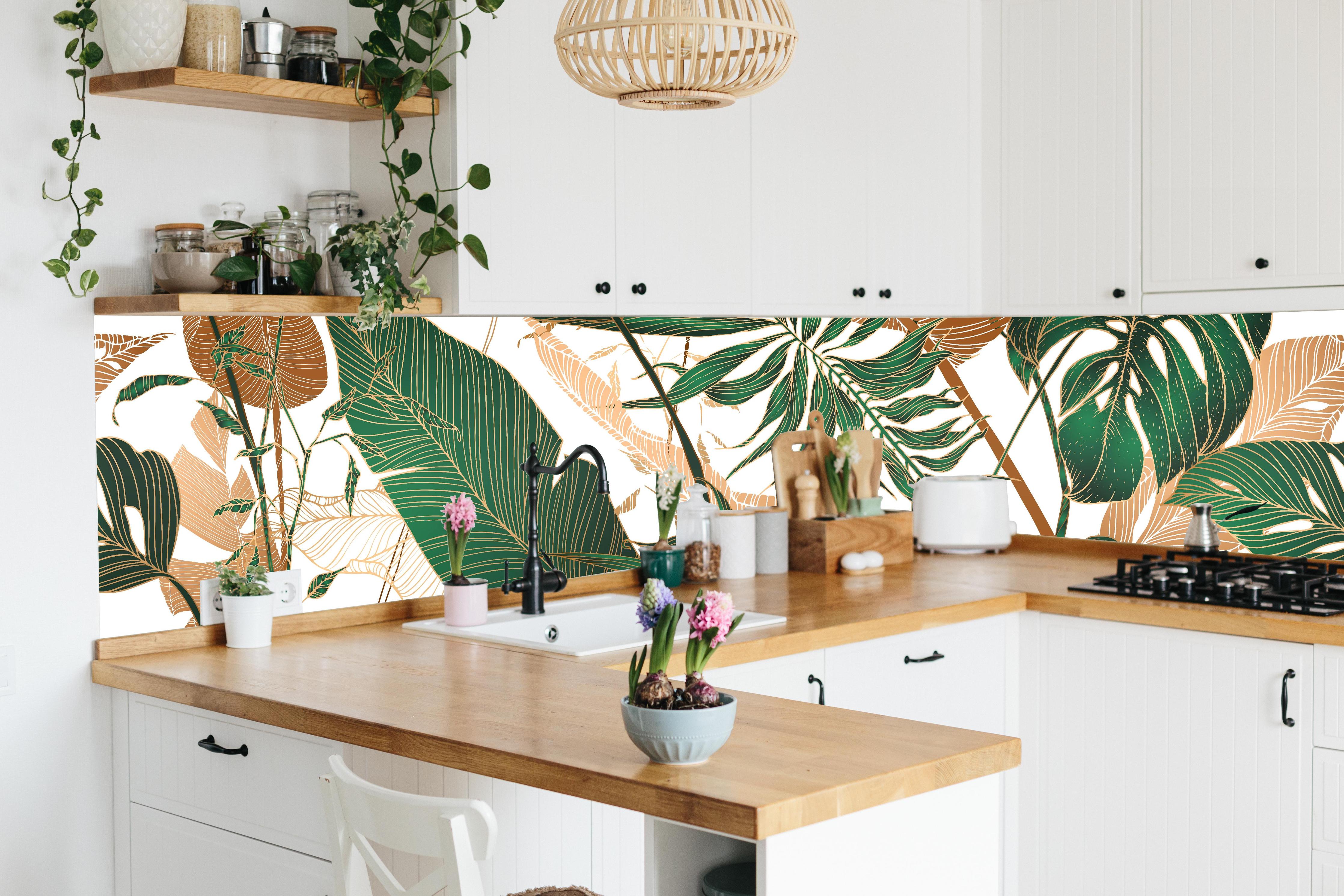 Küche - Tropisches Blattmuster Grün-Beige hinter weißen Hochglanz-Küchenregalen und schwarzem Wasserhahn