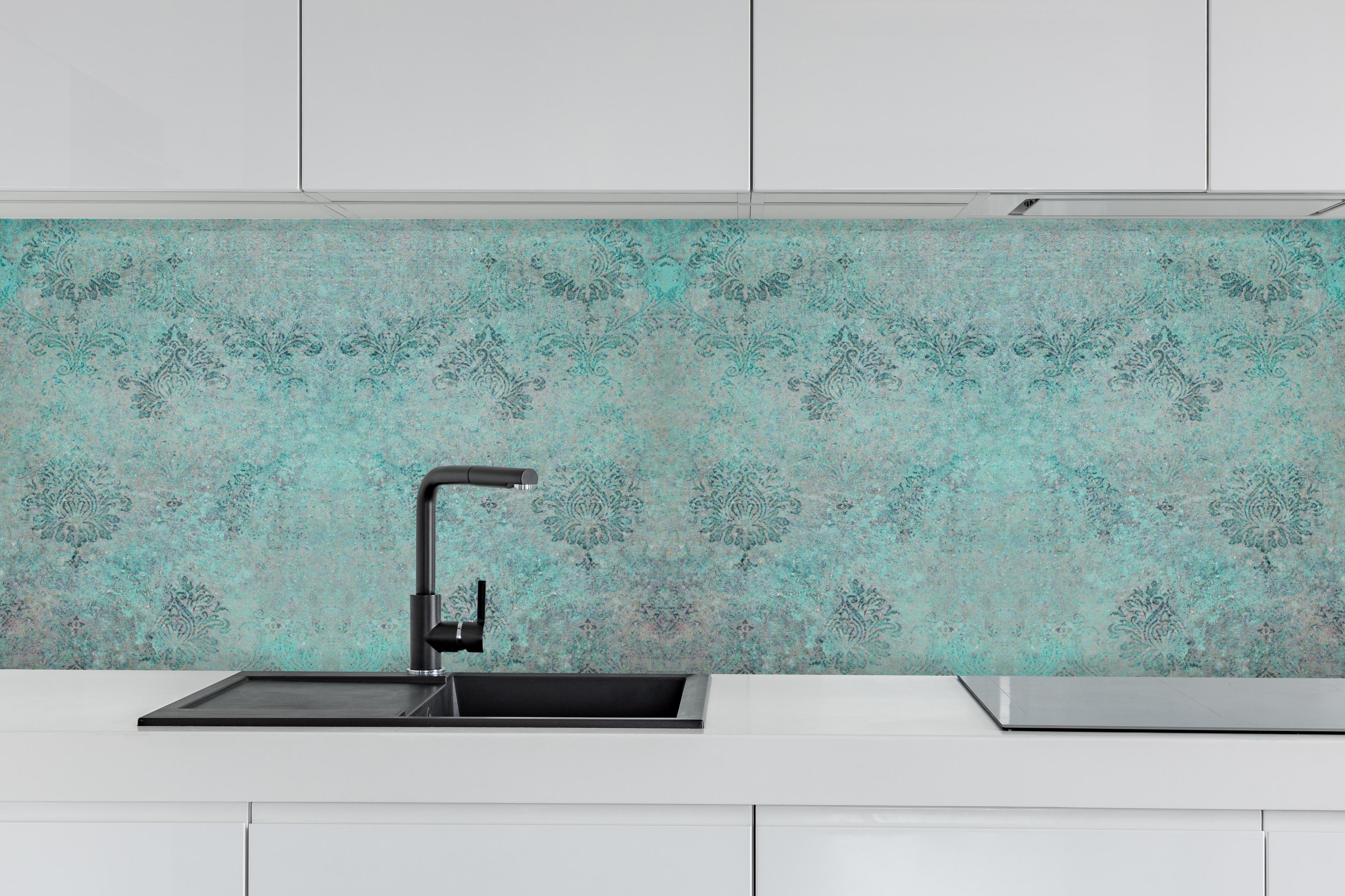 Küche - Türkis-Graues Design im Vintage-Look hinter weißen Hochglanz-Küchenregalen und schwarzem Wasserhahn