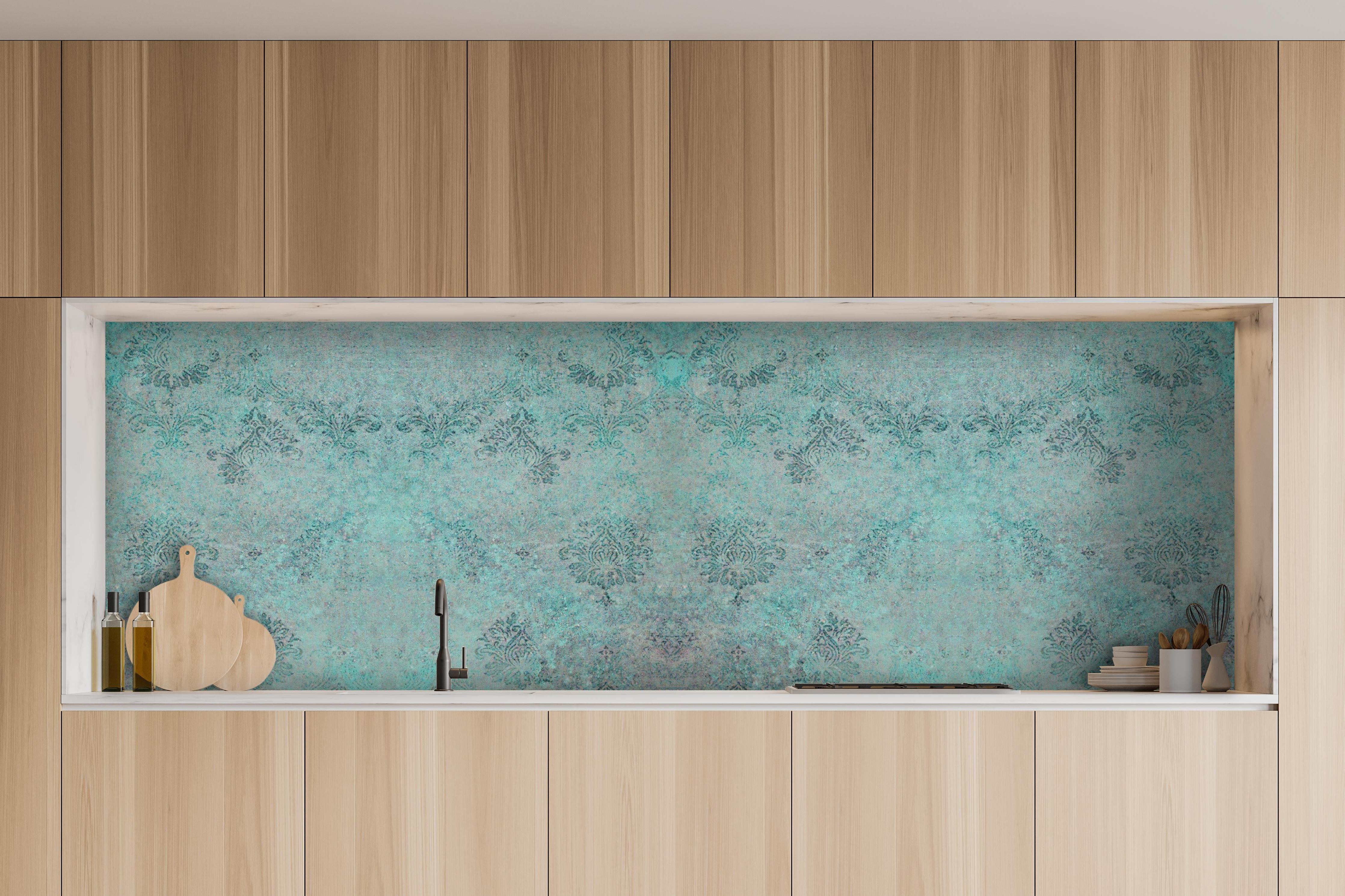 Küche - Türkis-Graues Design im Vintage-Look hinter weißen Hochglanz-Küchenregalen und schwarzem Wasserhahn