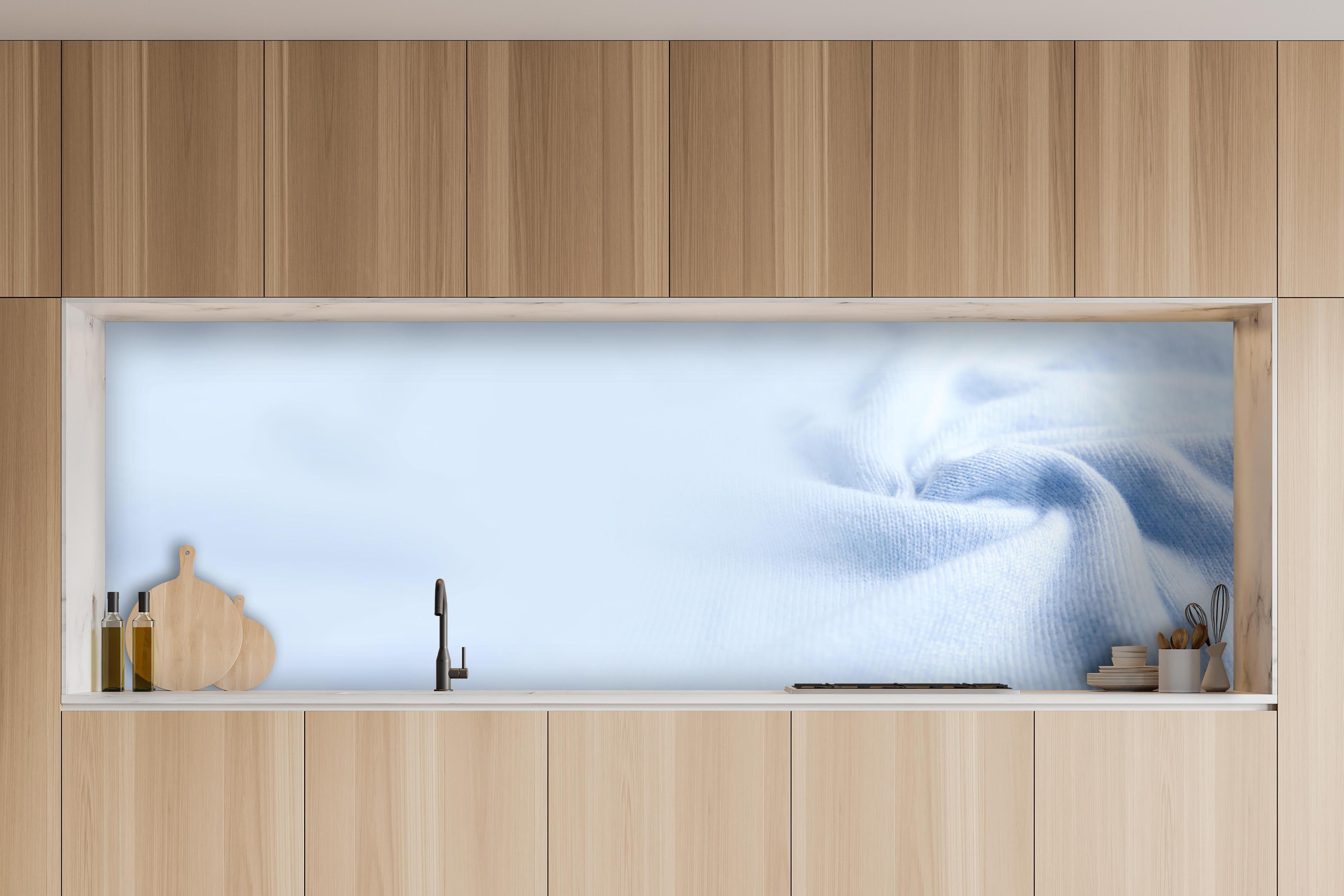 Küche - Türkiser Kaschmirstoff hinter weißen Hochglanz-Küchenregalen und schwarzem Wasserhahn