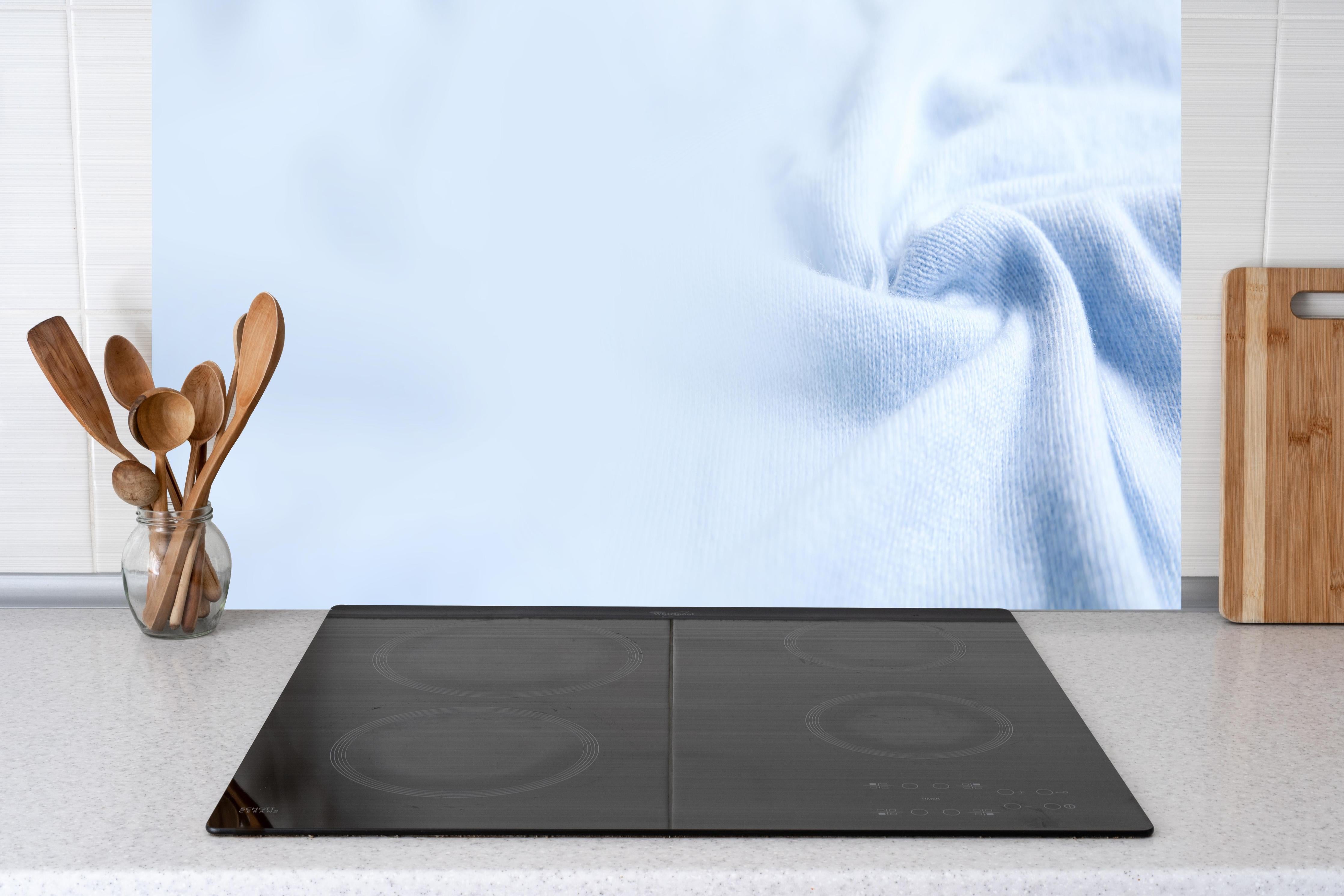 Küche - Türkiser Kaschmirstoff hinter weißen Hochglanz-Küchenregalen und schwarzem Wasserhahn