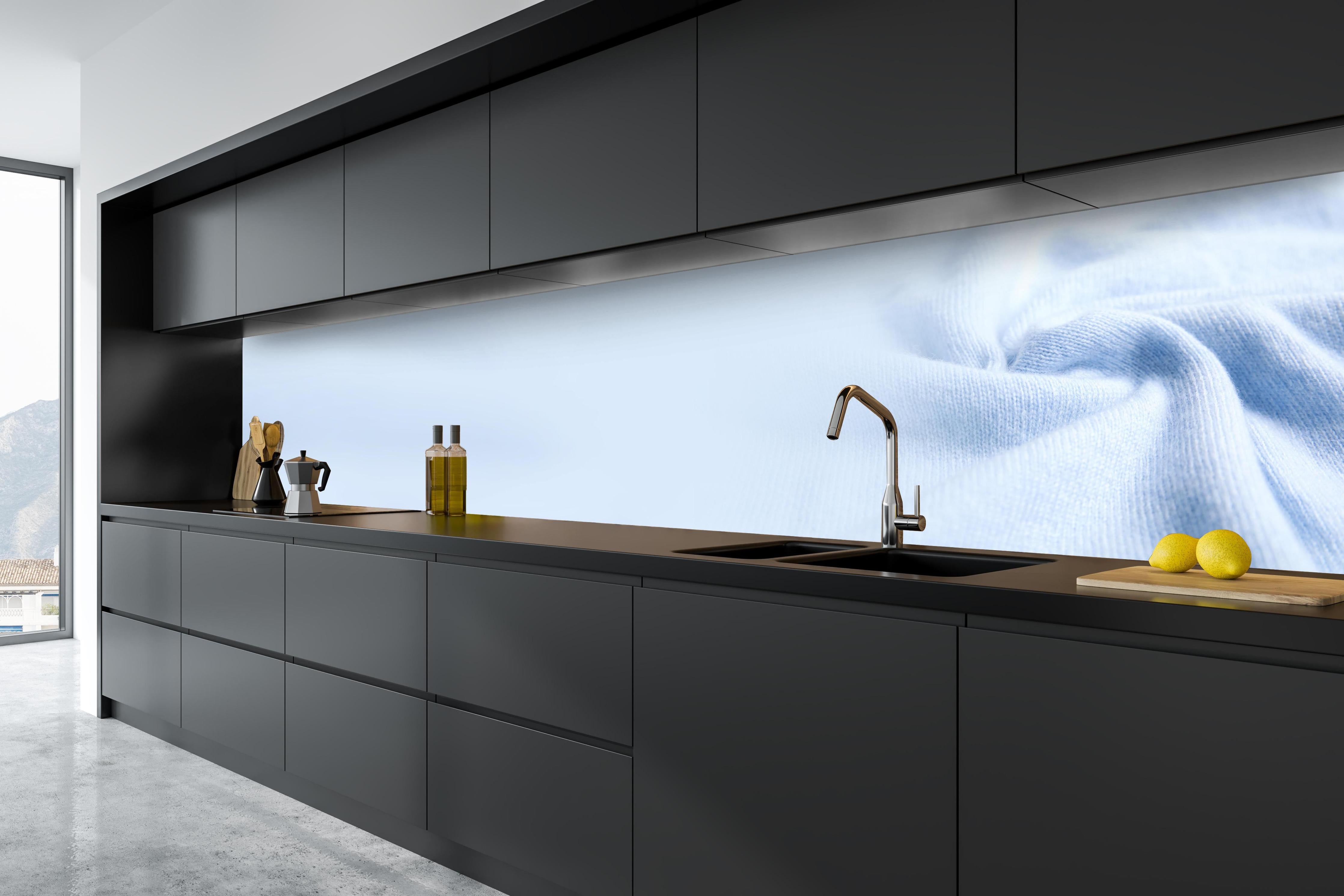 Küche - Türkiser Kaschmirstoff hinter weißen Hochglanz-Küchenregalen und schwarzem Wasserhahn