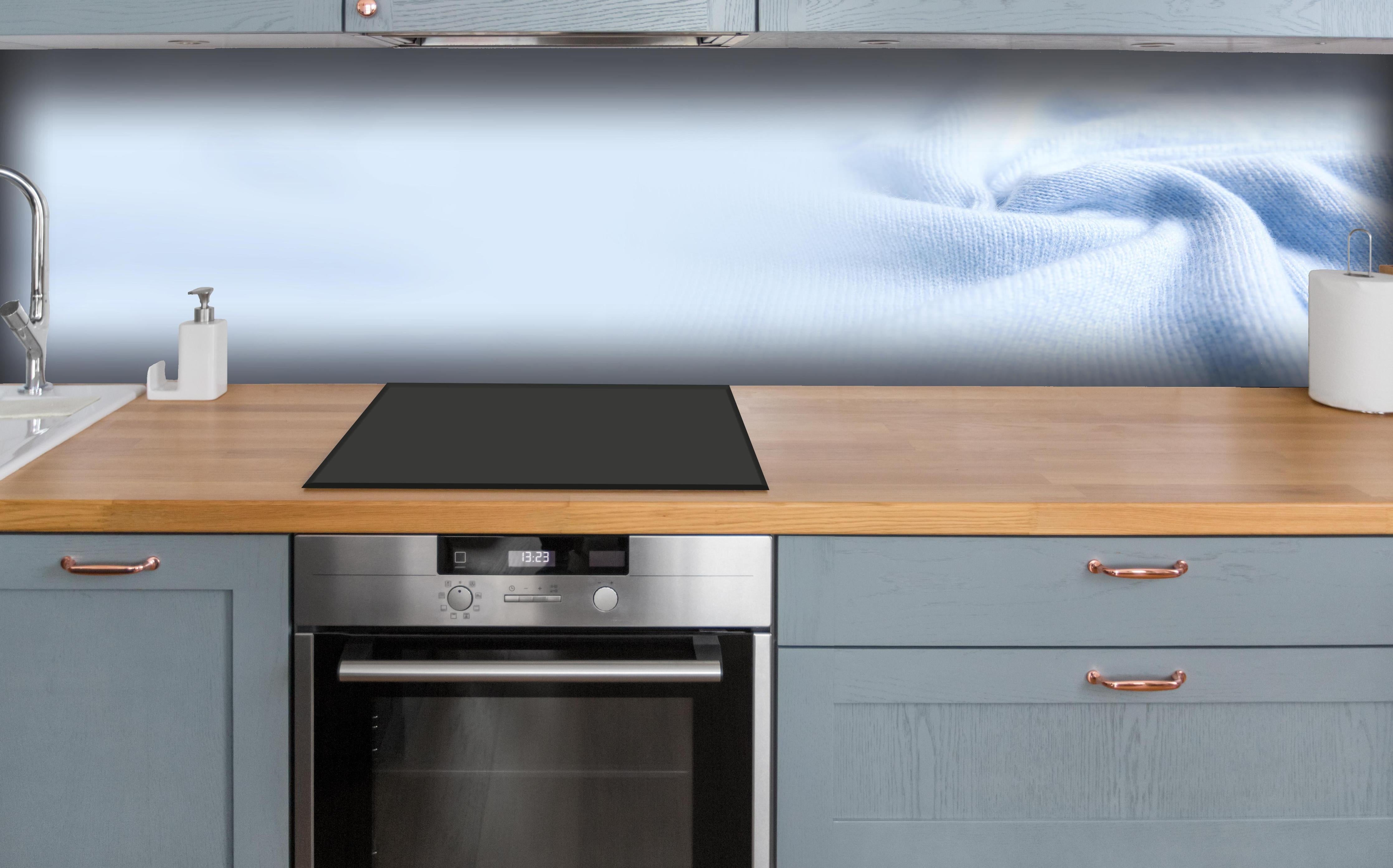 Küche - Türkiser Kaschmirstoff hinter weißen Hochglanz-Küchenregalen und schwarzem Wasserhahn