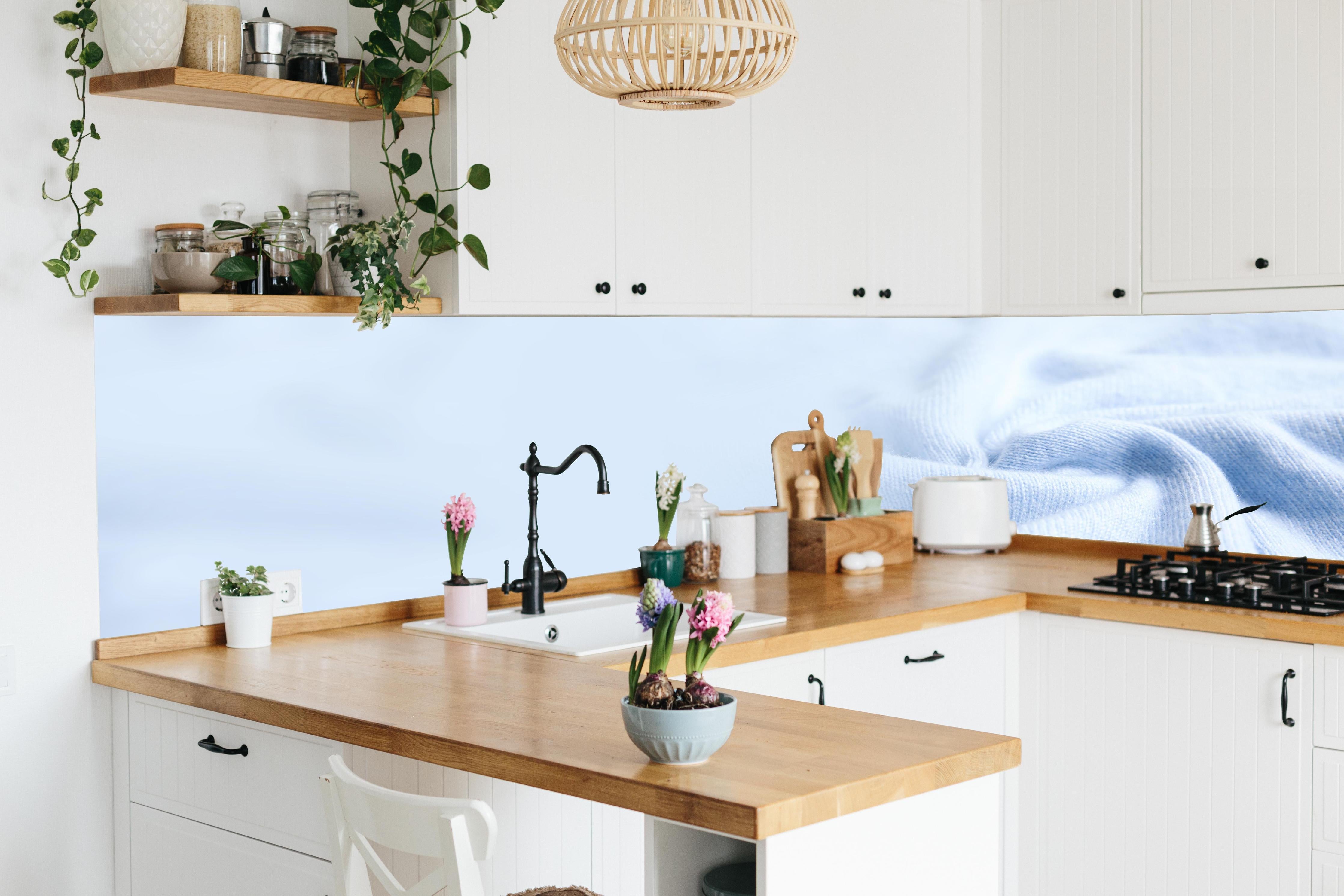 Küche - Türkiser Kaschmirstoff hinter weißen Hochglanz-Küchenregalen und schwarzem Wasserhahn