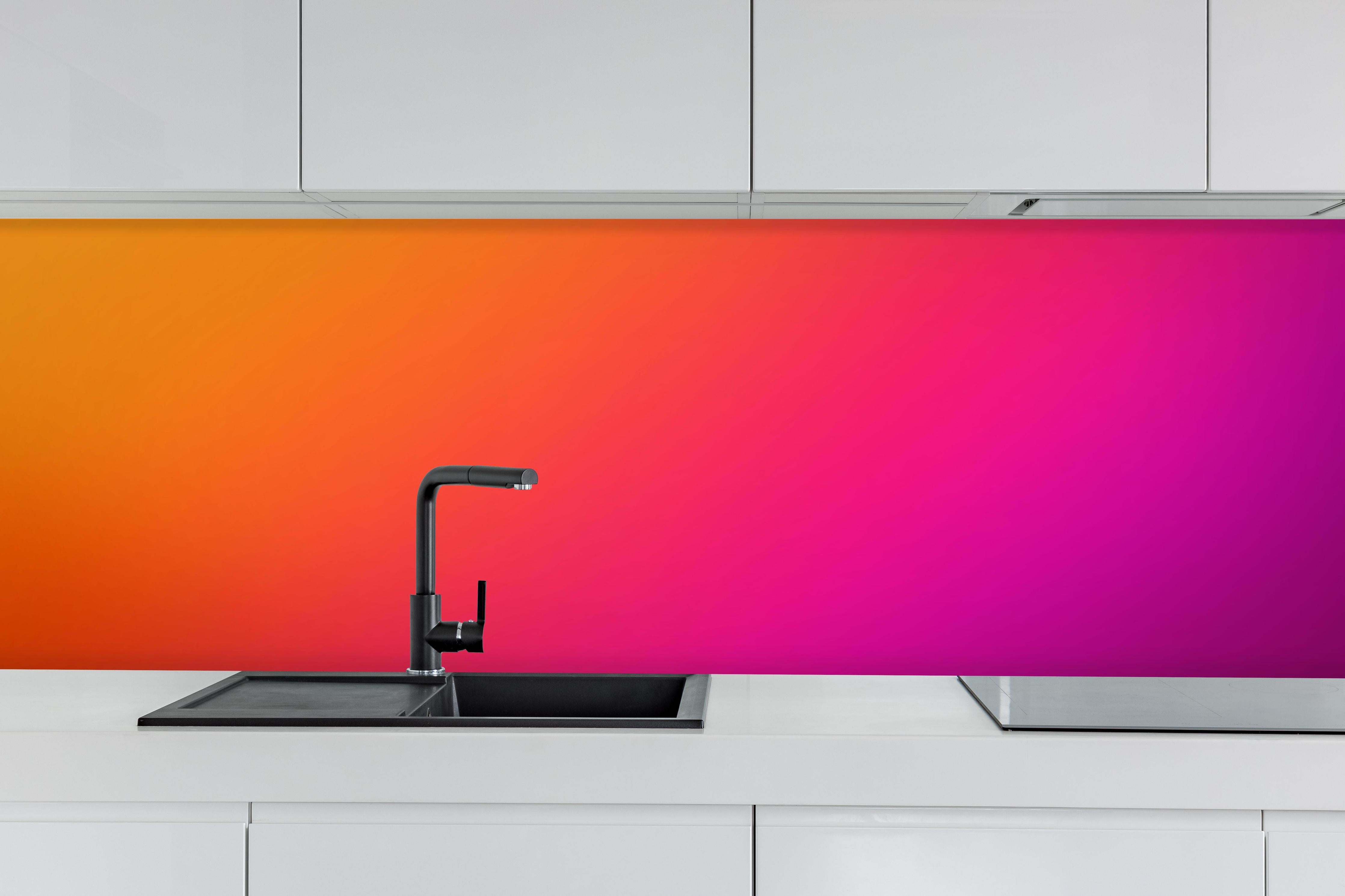 Küche - Übergang von orange zu lila hinter weißen Hochglanz-Küchenregalen und schwarzem Wasserhahn