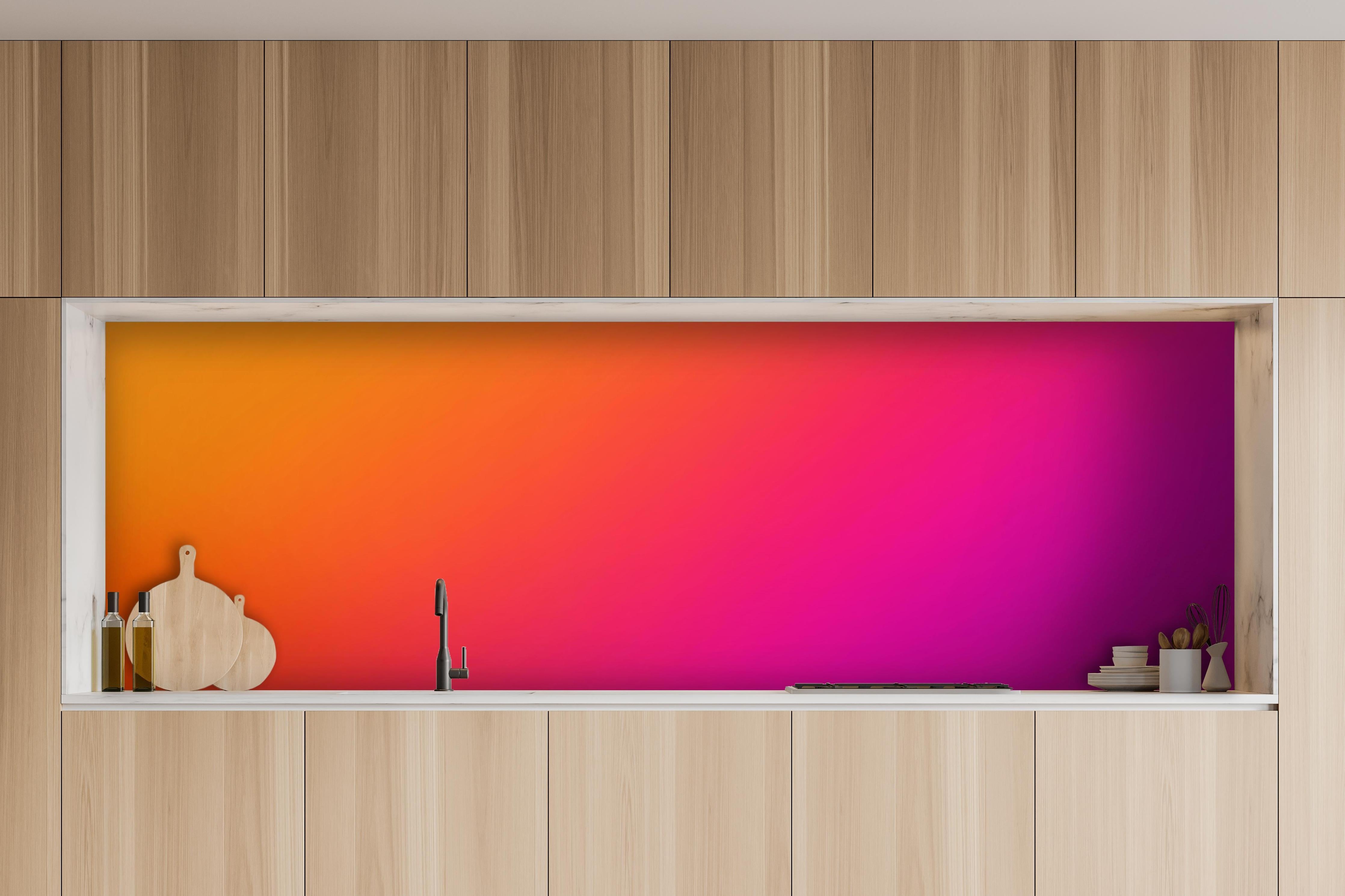 Küche - Übergang von orange zu lila hinter weißen Hochglanz-Küchenregalen und schwarzem Wasserhahn