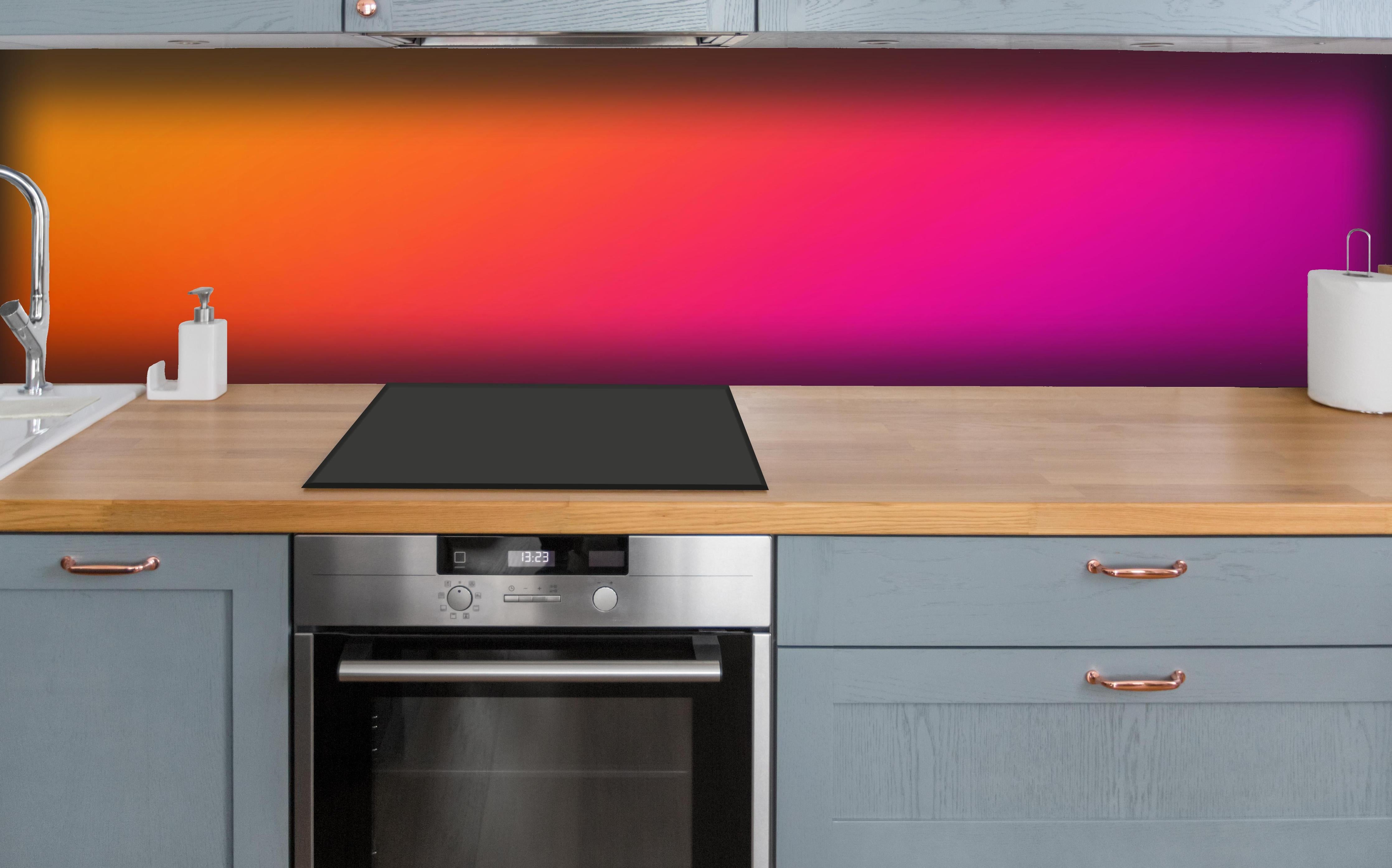 Küche - Übergang von orange zu lila hinter weißen Hochglanz-Küchenregalen und schwarzem Wasserhahn