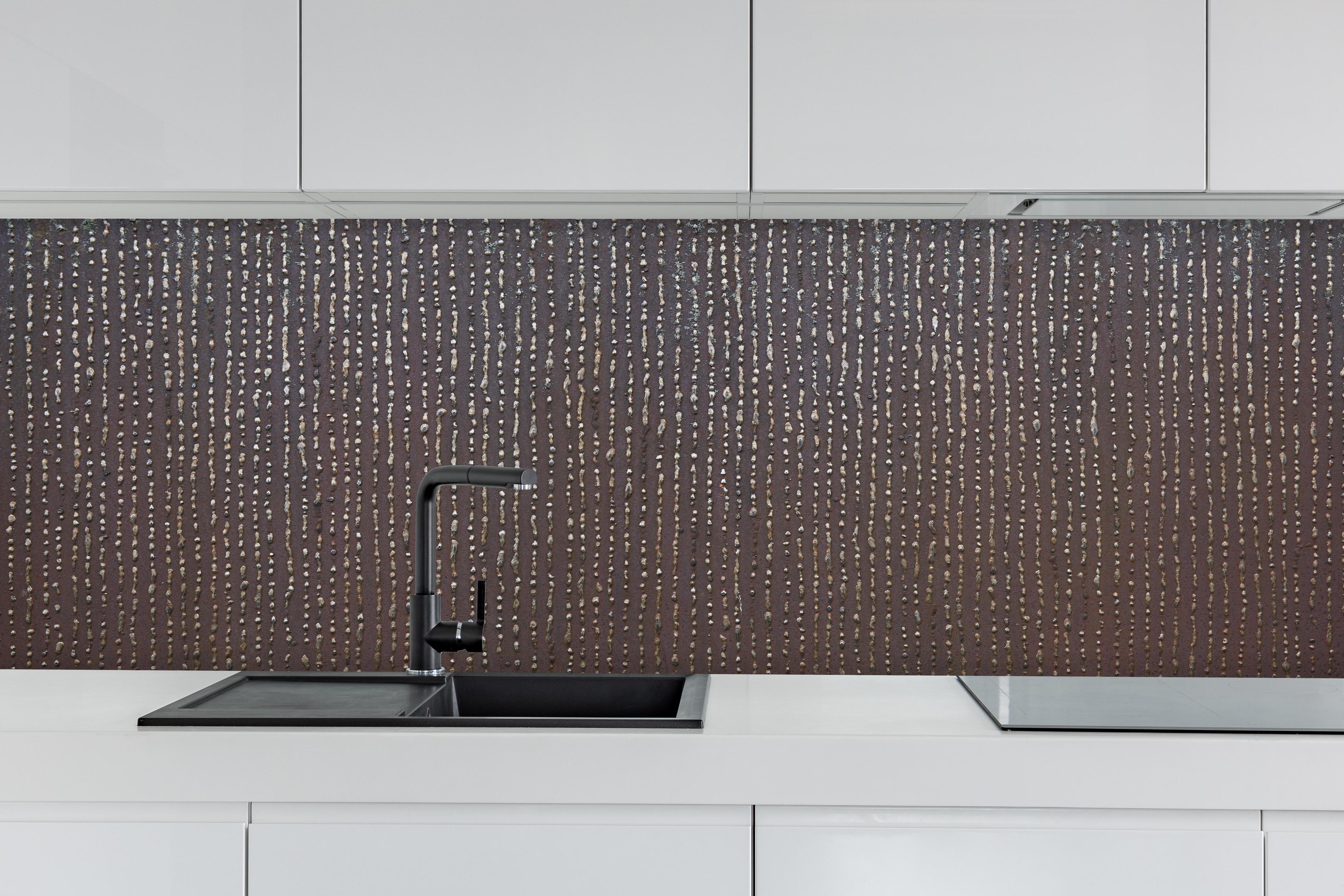 Küche - Ungewöhnliche Tropfenstruktur hinter weißen Hochglanz-Küchenregalen und schwarzem Wasserhahn