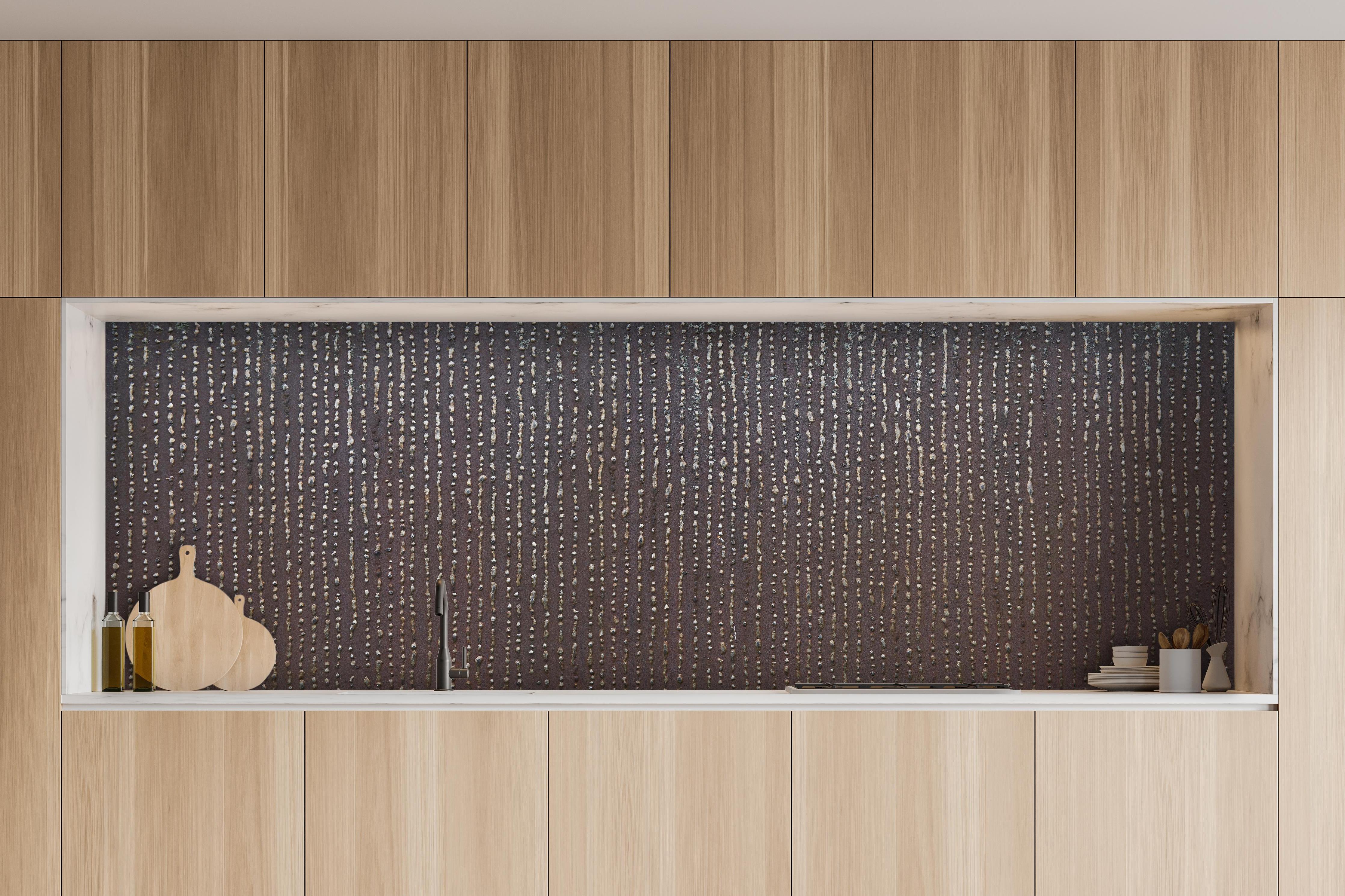 Küche - Ungewöhnliche Tropfenstruktur hinter weißen Hochglanz-Küchenregalen und schwarzem Wasserhahn