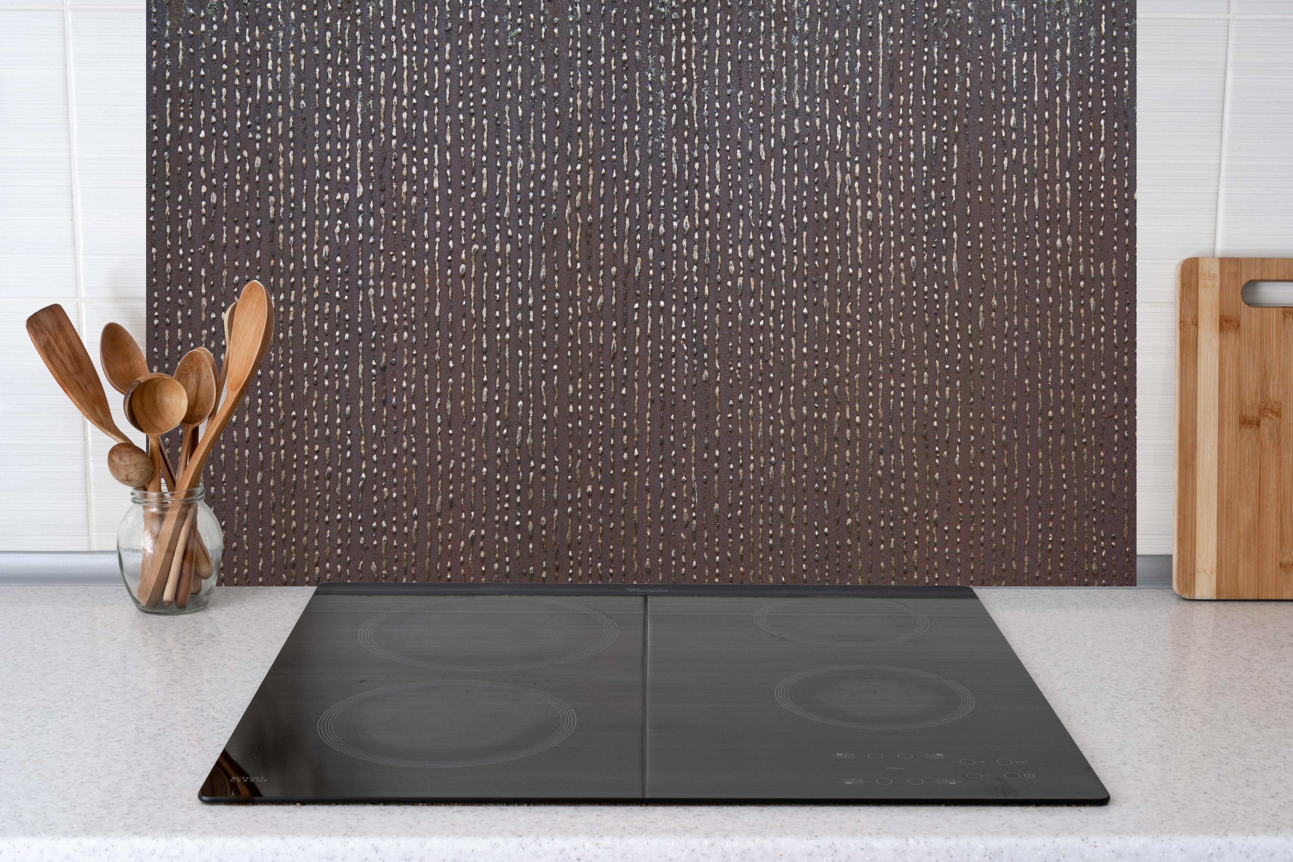 Küche - Ungewöhnliche Tropfenstruktur hinter weißen Hochglanz-Küchenregalen und schwarzem Wasserhahn