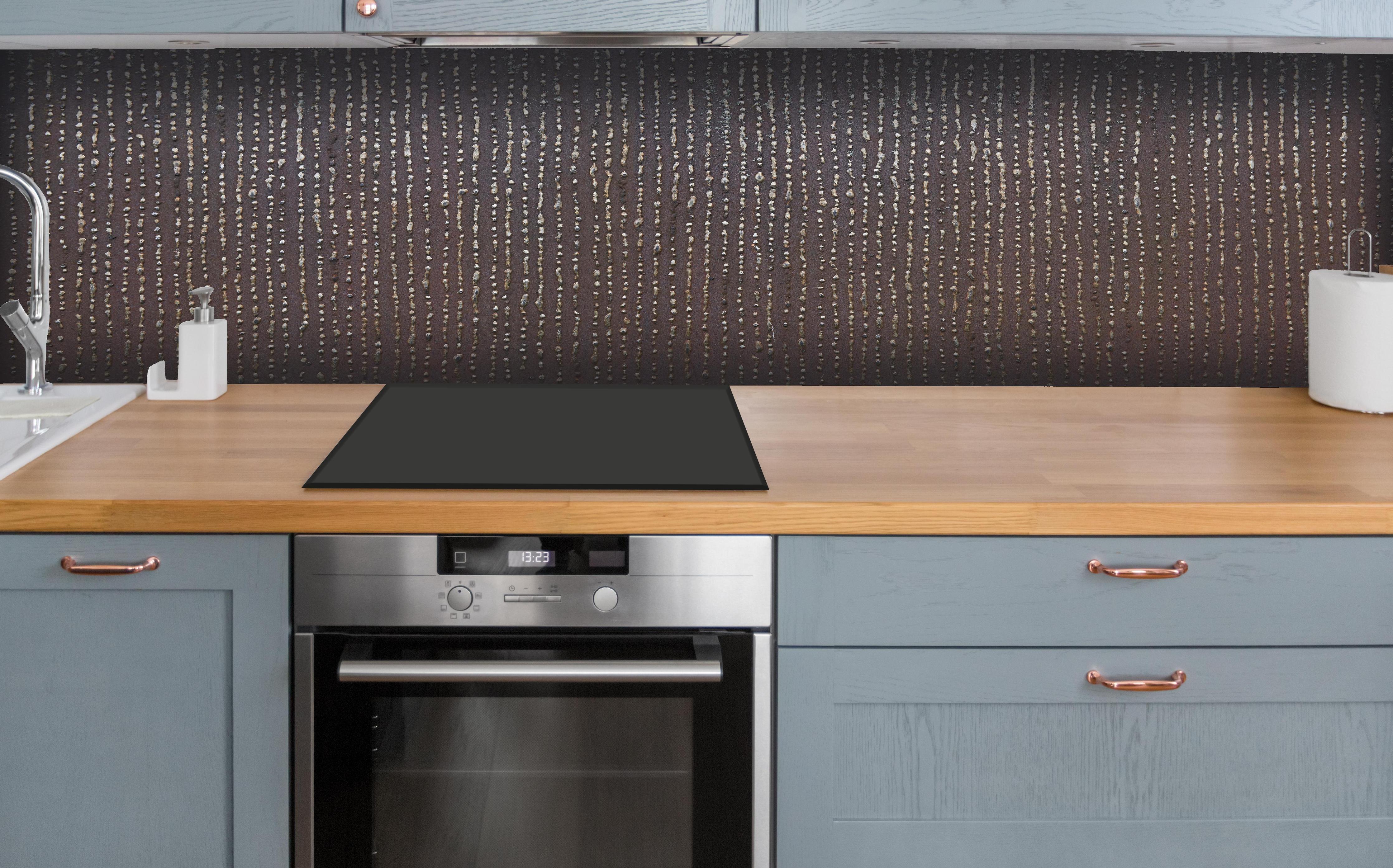 Küche - Ungewöhnliche Tropfenstruktur hinter weißen Hochglanz-Küchenregalen und schwarzem Wasserhahn