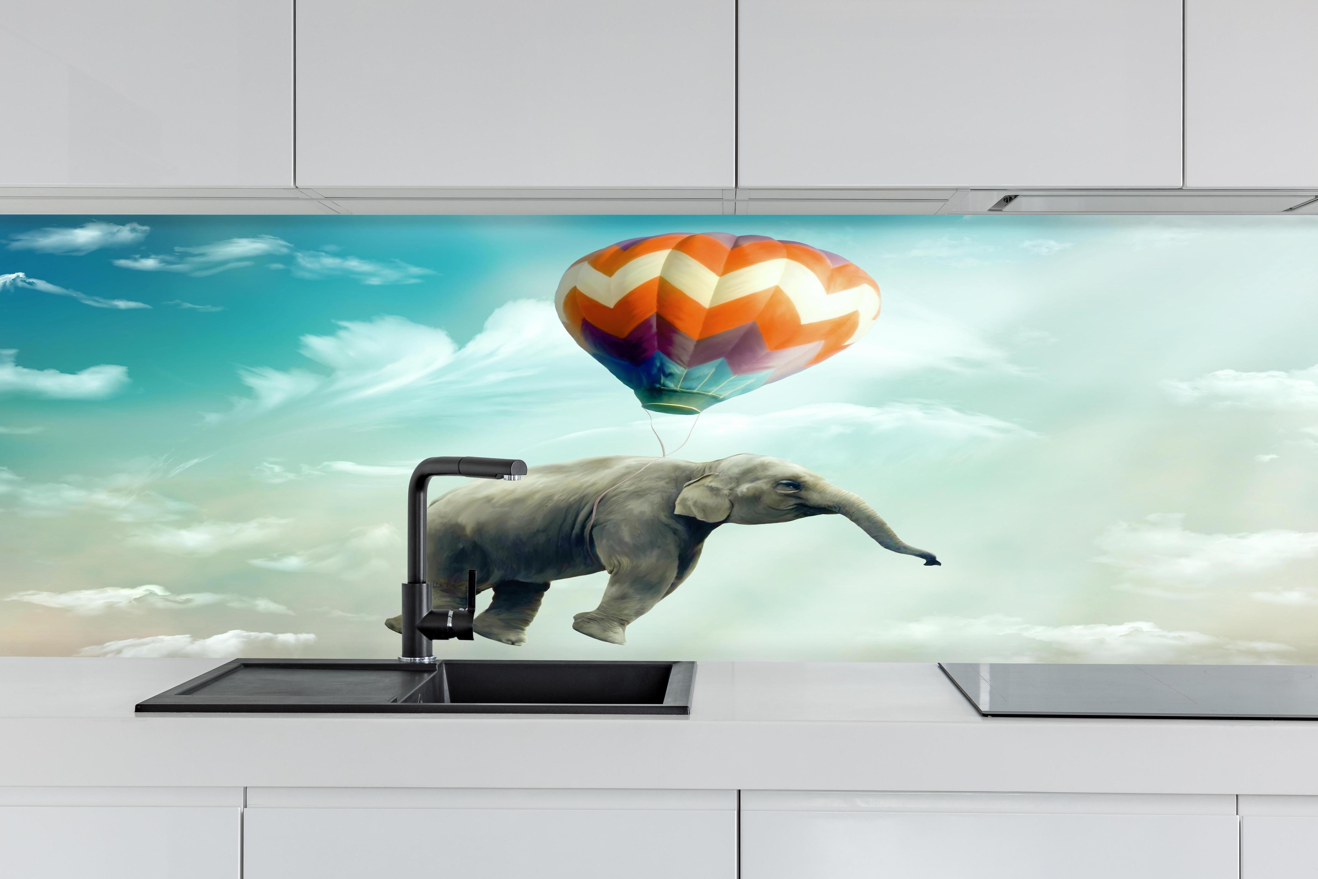 Küche - Unrealistische Darstellung hinter weißen Hochglanz-Küchenregalen und schwarzem Wasserhahn