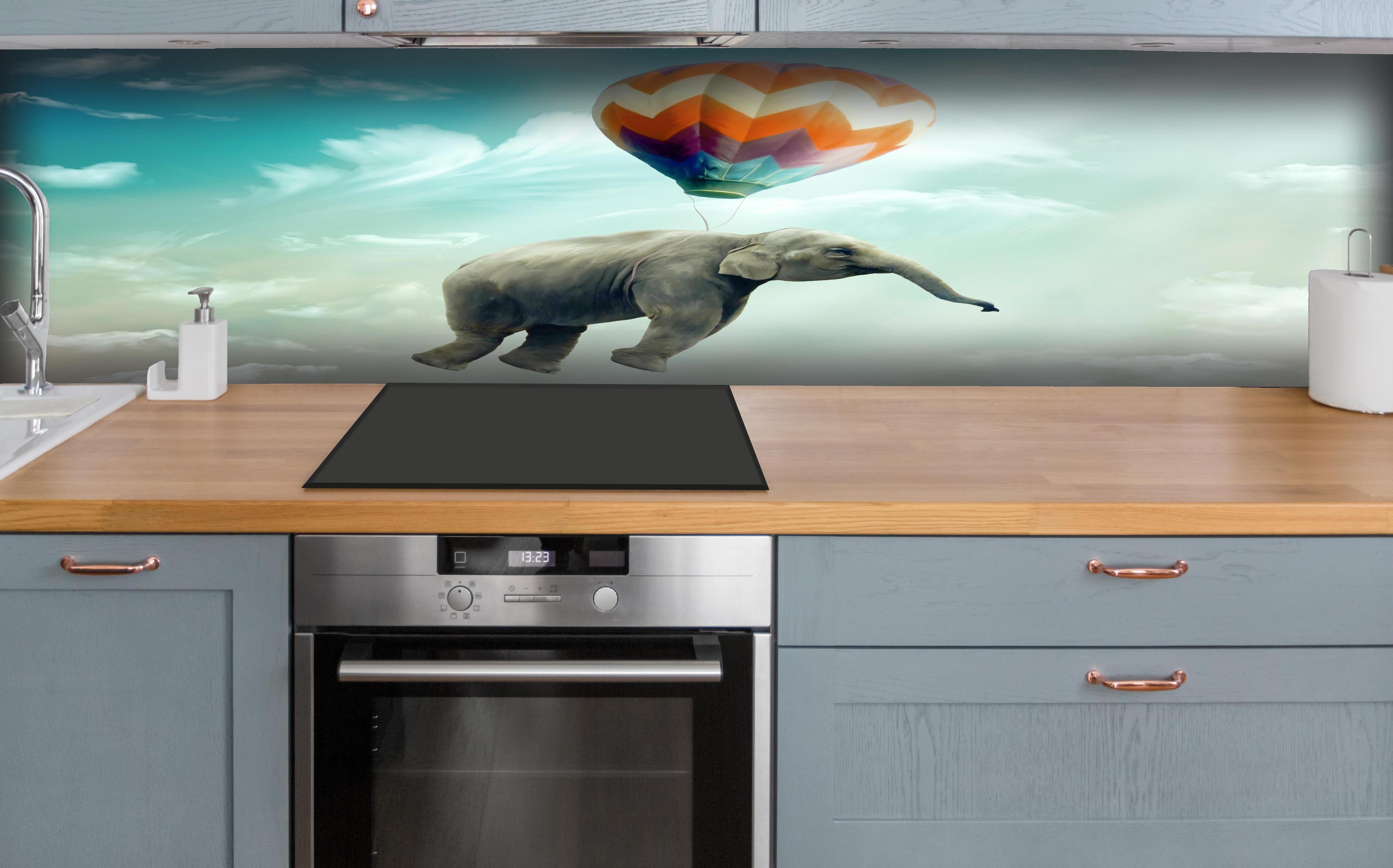 Küche - Unrealistische Darstellung hinter weißen Hochglanz-Küchenregalen und schwarzem Wasserhahn