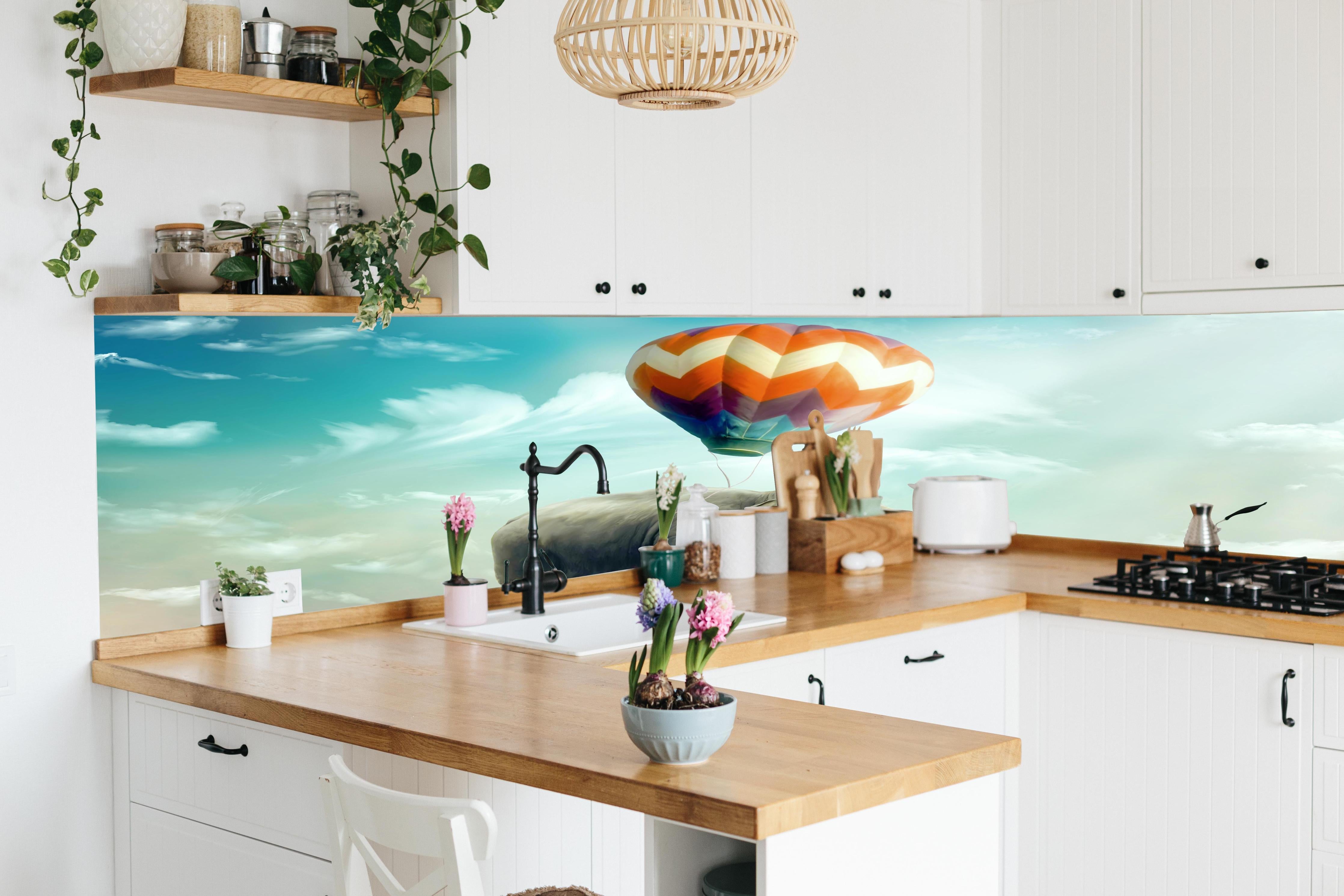 Küche - Unrealistische Darstellung hinter weißen Hochglanz-Küchenregalen und schwarzem Wasserhahn