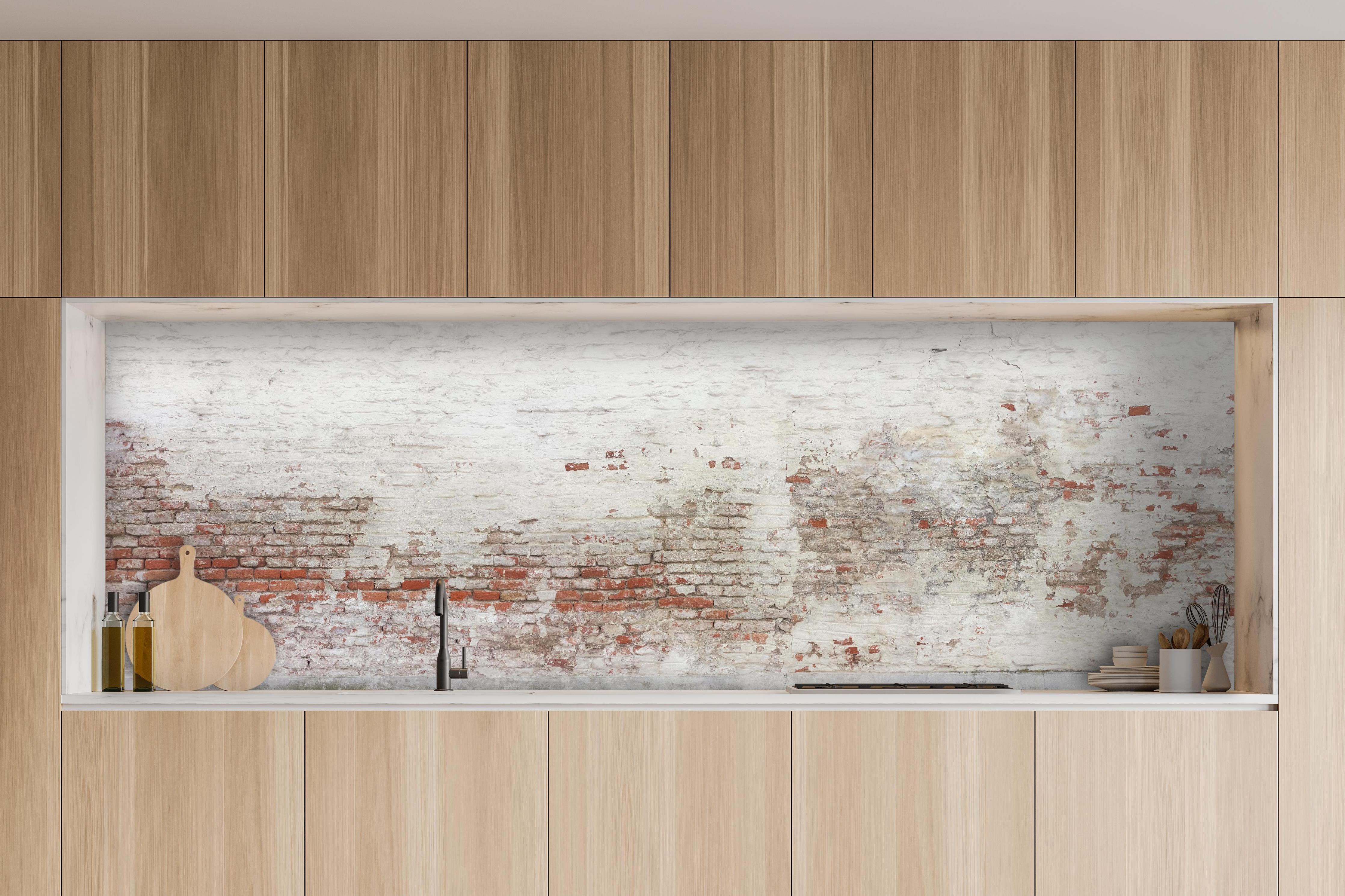 Küche - Veraltete Hauswand hinter weißen Hochglanz-Küchenregalen und schwarzem Wasserhahn