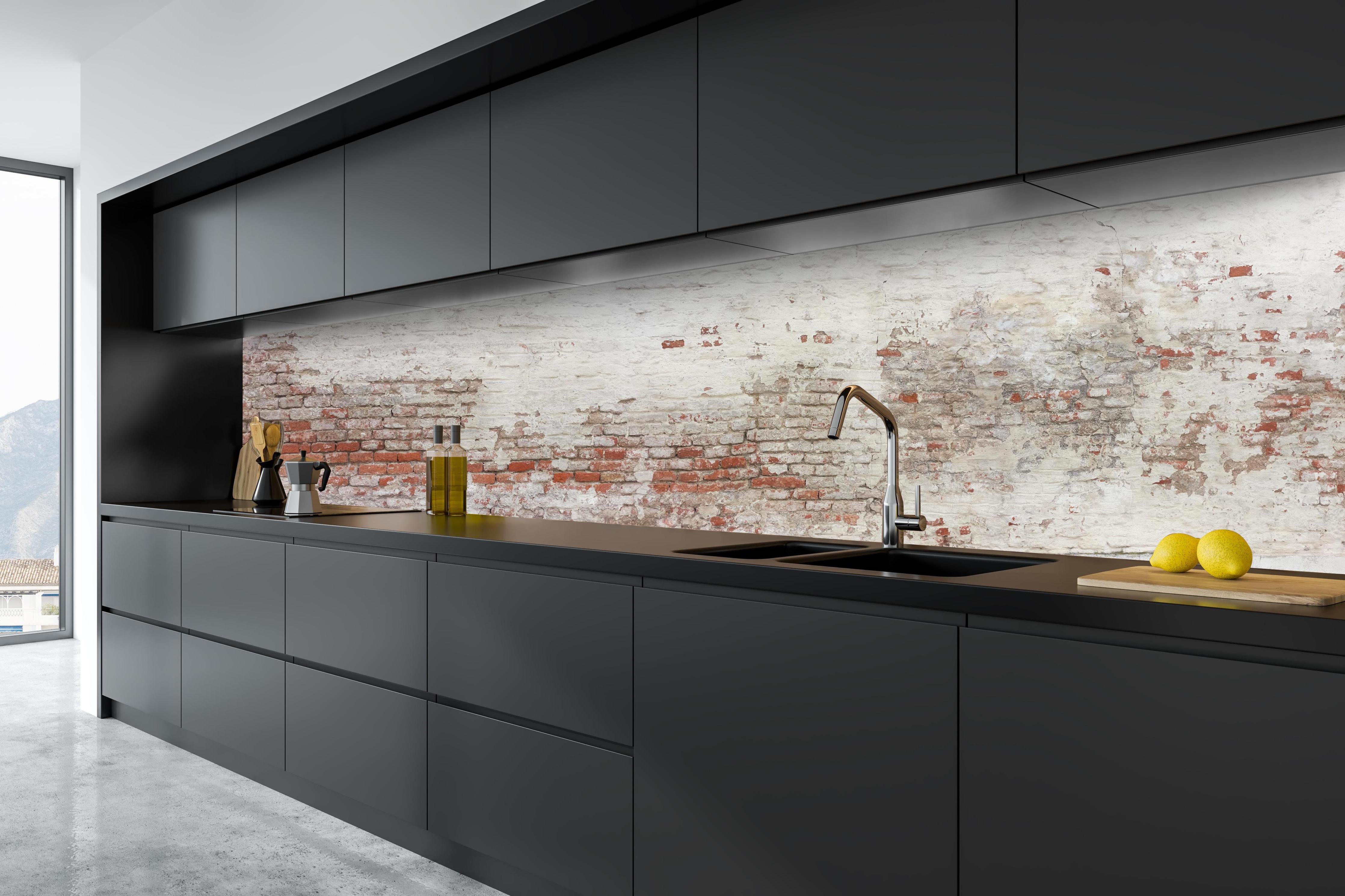 Küche - Veraltete Hauswand hinter weißen Hochglanz-Küchenregalen und schwarzem Wasserhahn