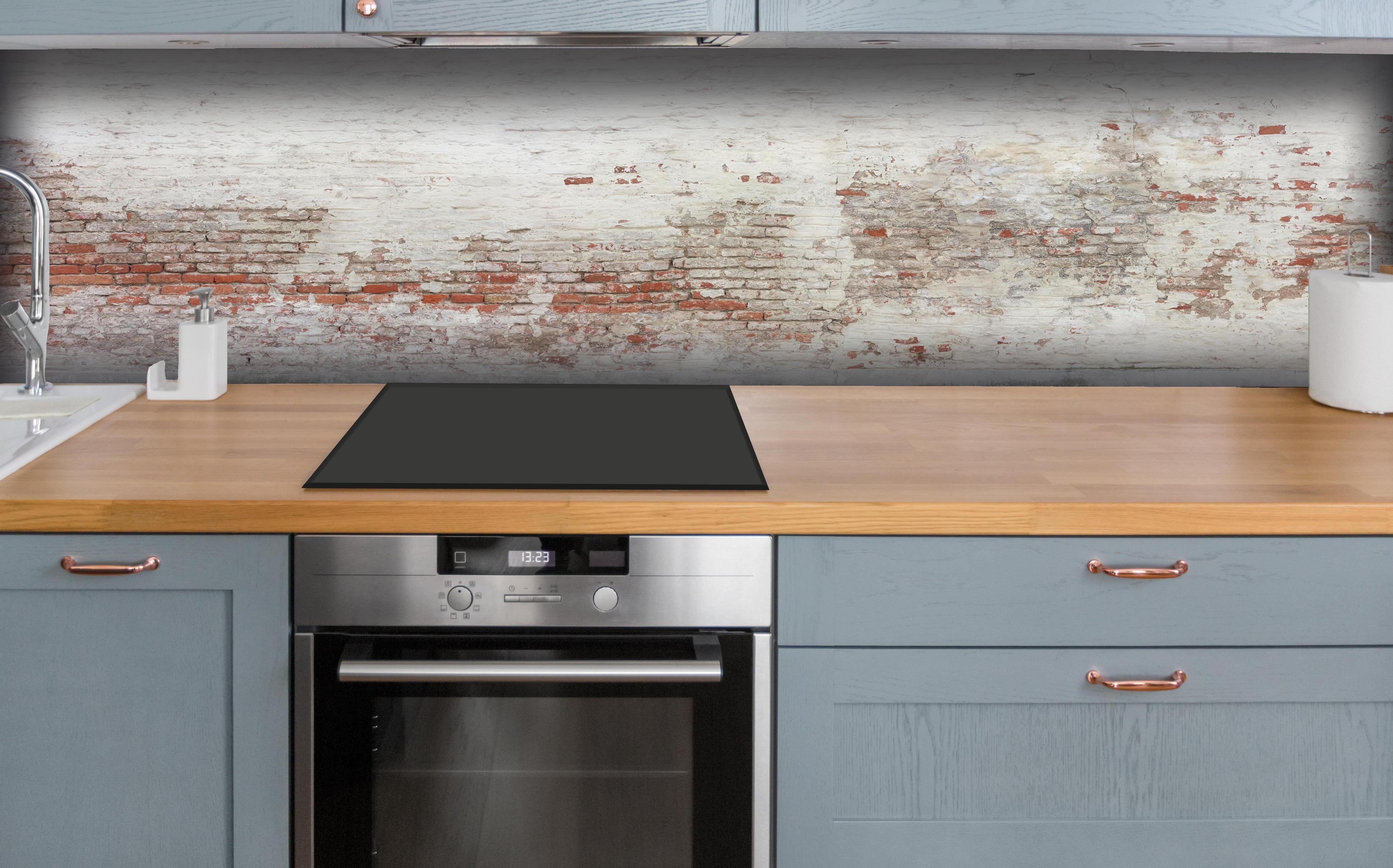 Küche - Veraltete Hauswand hinter weißen Hochglanz-Küchenregalen und schwarzem Wasserhahn