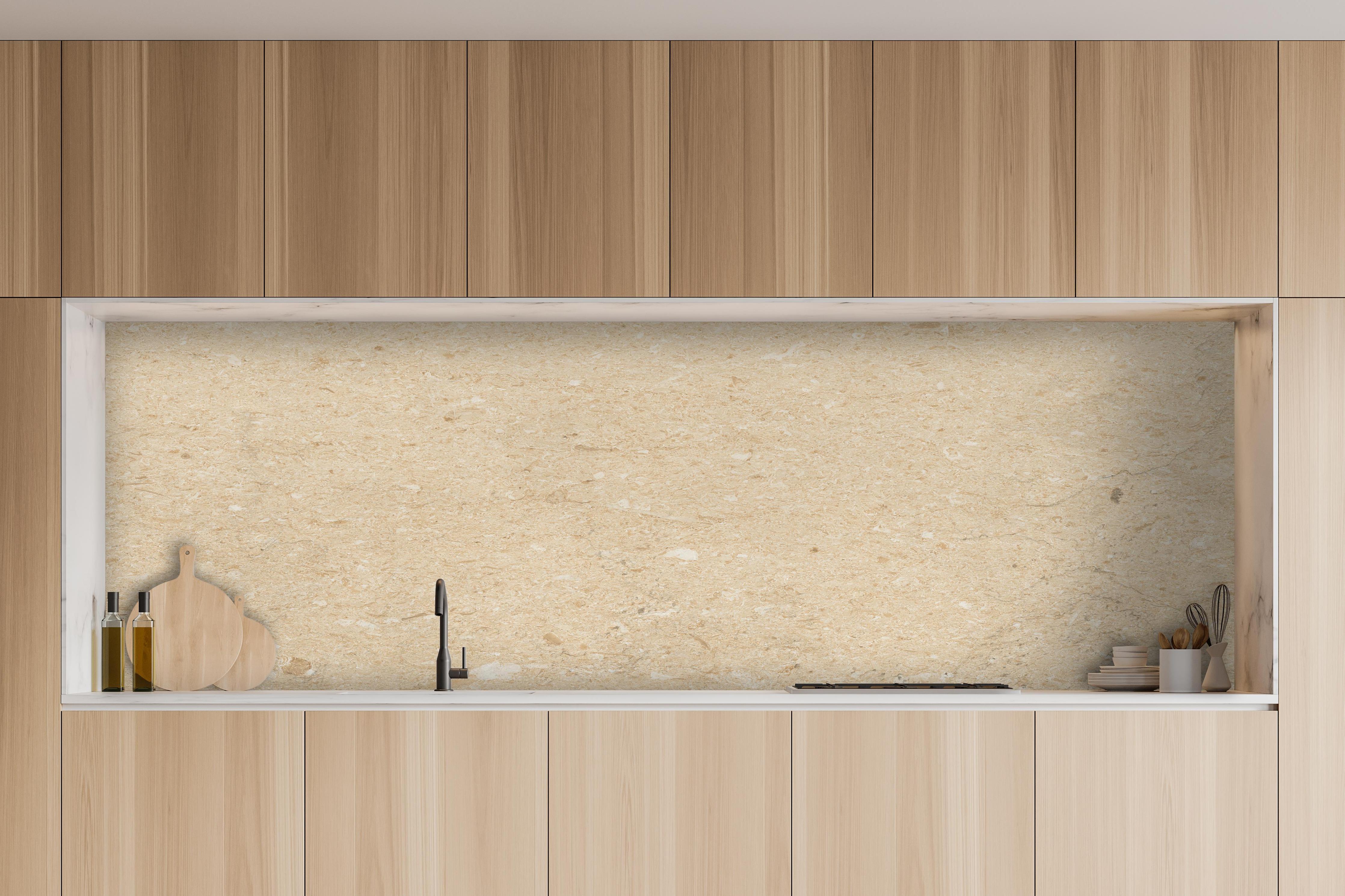 Küche - Verarbeitete holz Textur hinter weißen Hochglanz-Küchenregalen und schwarzem Wasserhahn