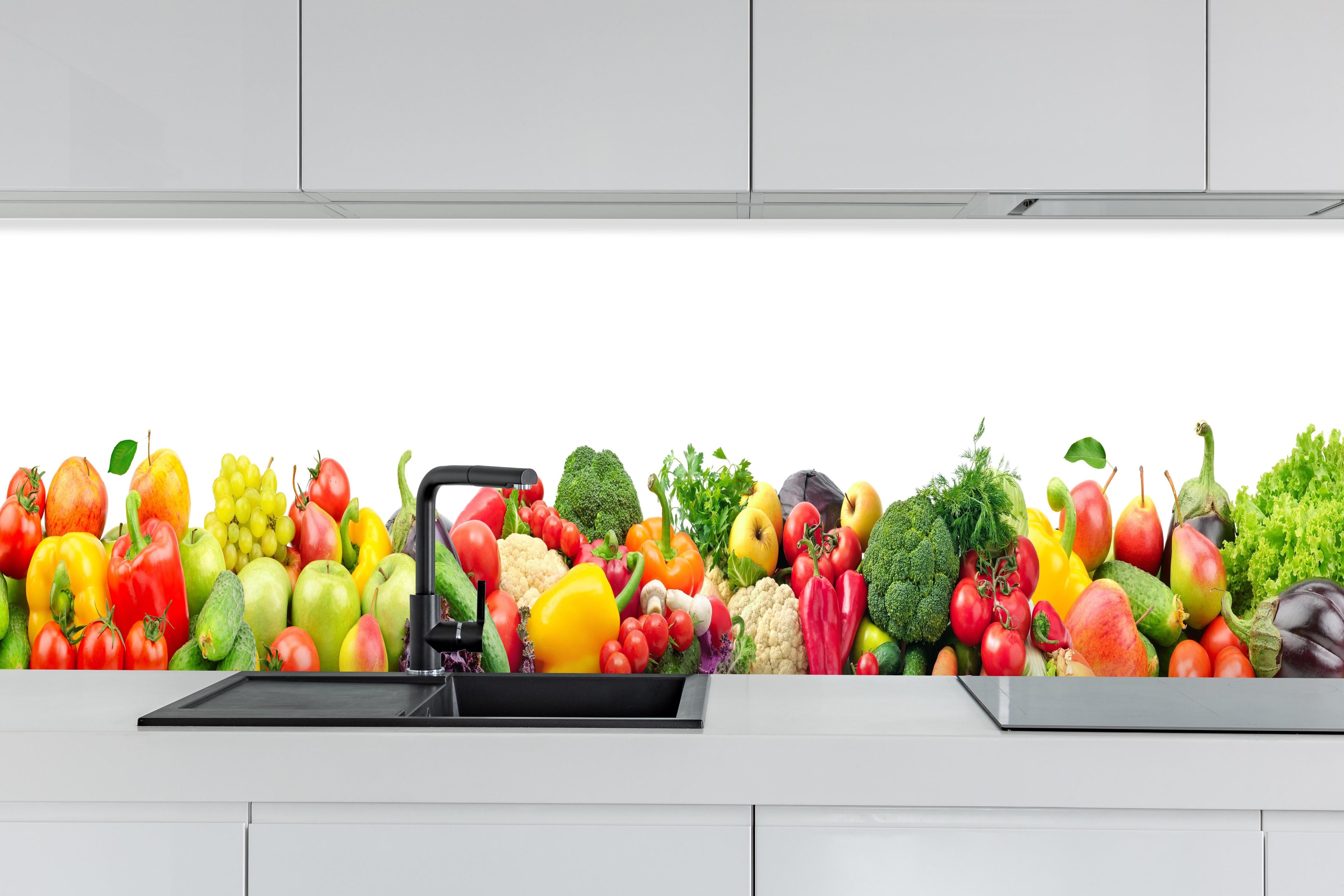 Küche - Vielfalt an frischem Obst und Gemüse hinter weißen Hochglanz-Küchenregalen und schwarzem Wasserhahn