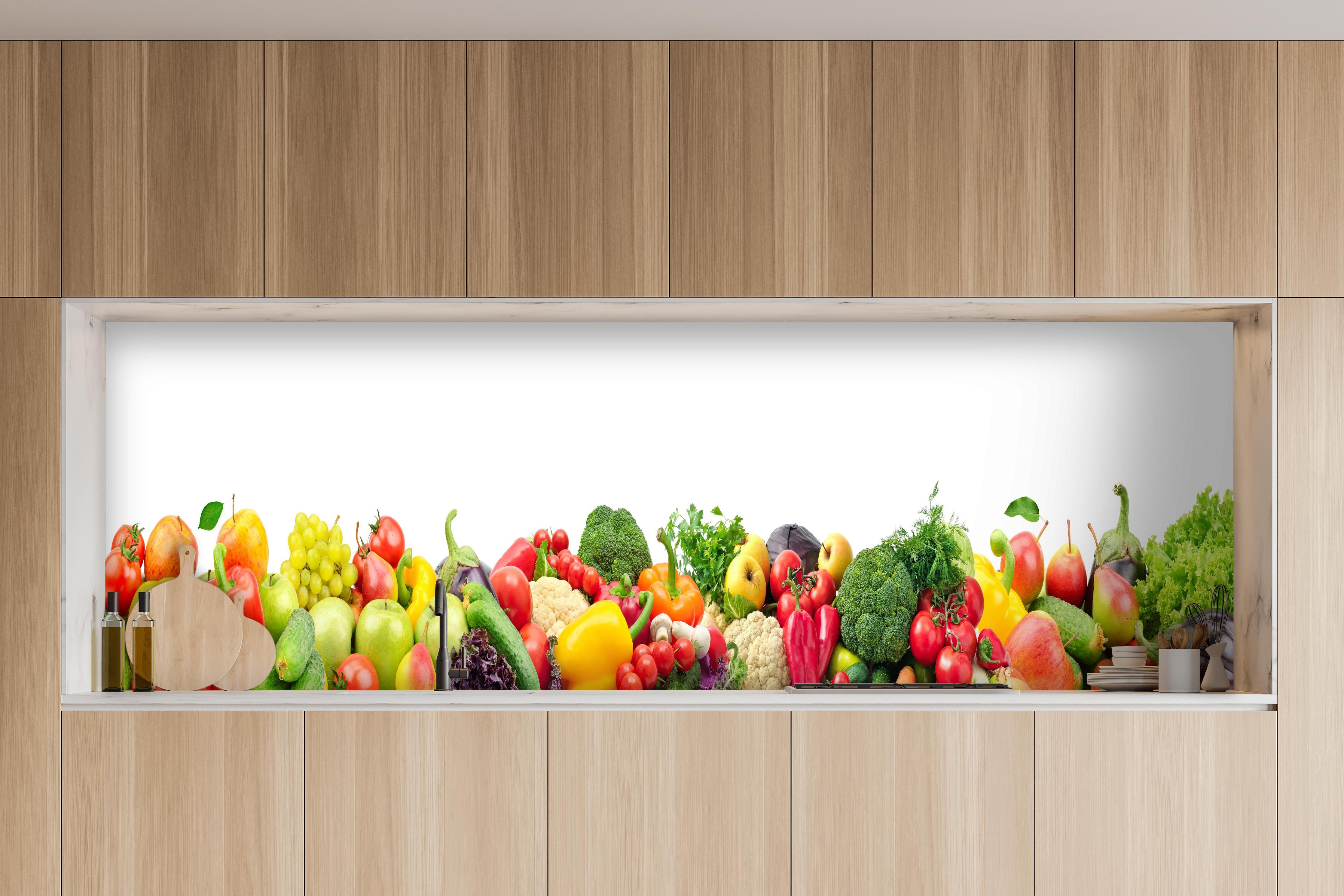 Küche - Vielfalt an frischem Obst und Gemüse hinter weißen Hochglanz-Küchenregalen und schwarzem Wasserhahn