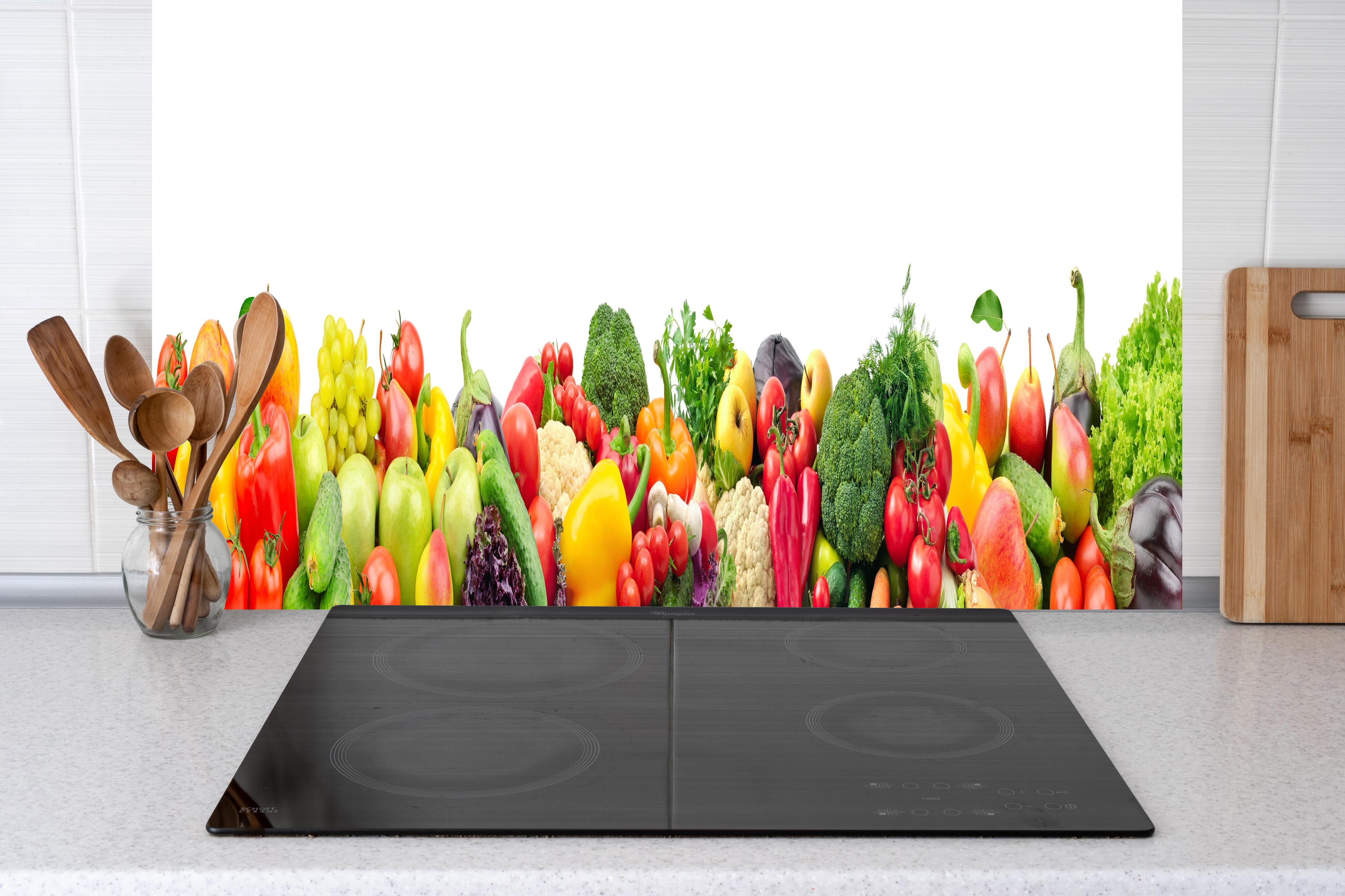 Küche - Vielfalt an frischem Obst und Gemüse hinter weißen Hochglanz-Küchenregalen und schwarzem Wasserhahn